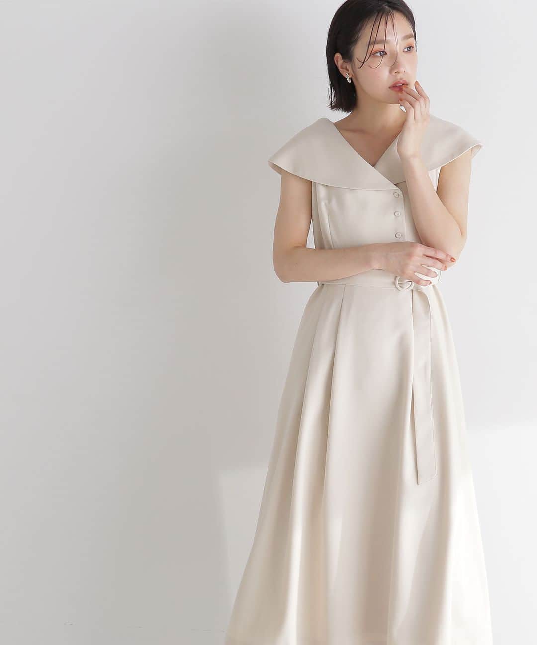 NATURAL BEAUTY BASICのインスタグラム：「2023 spring/summer PRE ORDER.  ✔ショールカラーフレアワンピース ¥12,980 tax in color:ベージュ/ブルー /ネイビー size:S/M/PS #0173140540 4月下旬-5月上旬入荷予定  NBBが得意とする上品で清楚な雰囲気のワンピースは、肩にかかる立体的なショールカラーが、華奢見えを叶えつつクラシカルなムードを高めてくれます。 ウエストから裾にかけてボディラインに沿ったフレアシルエットが、とても女性らしい印象のおすすめの１枚。 フロントのクルミ釦と共布のベルトがアクセントになり、ウエスト位置を高く見せてくれるのも嬉しいポイント。  #ワンピース #ショールカラー #ビッグカラー #ビッグカラーワンピース #フレアワンピース #春カラー #spring #春コーデ #スプリングコーデ #夏先取 #夏コーデ #初夏 #お出かけコーデ #カジュアルコーデ  #オフィスコーデ #オフィスカジュアル #通勤コーデ #大人可愛い #カラーコーデ #着回しコーデ #きれいめカジュアル #大人カジュアル #ベーシックコーデ #ベーシック #ナチュラルコーデ #トレンドスタイル #シンプルコーデ #ナチュラルビューティーベーシック #naturalbeautybasic」