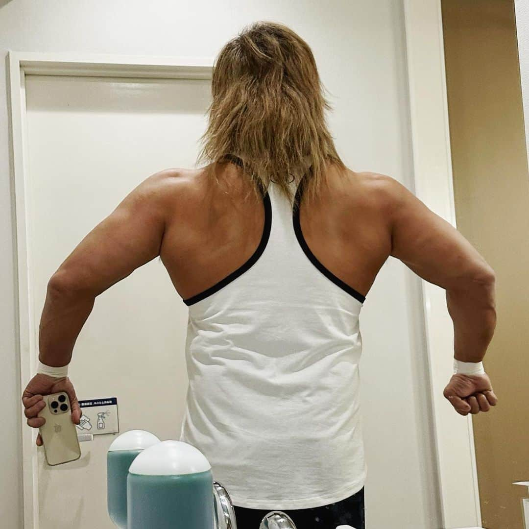 棚橋弘至さんのインスタグラム写真 - (棚橋弘至Instagram)「仕事終わりでジムへ。  #背中トレ #backworkout   タンクトップ増えた🆕♪  #underarmour」4月7日 18時23分 - hiroshi_tanahashi