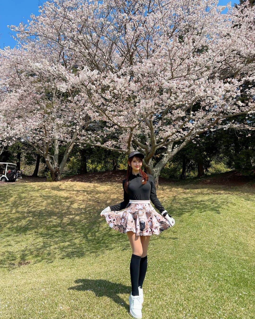 MAYUさんのインスタグラム写真 - (MAYUInstagram)「. おっきい立派な桜の木🌸⛳️ 記念にぱしゃり✌🏻 . 天気も良くて青空と桜と緑の芝のコントラストが綺麗🌸✨ . . シューズどこの？って聞かれるけど @utaagolf のものです🤍 . . #ゴルフ女子#ゴルフ#ゴルフウェア#ゴルフコーデ#ユタゴルフ#桜#golf#golfaddict#golflife#golfstagram#golfclub#golfcourse#golfday#utaagolf#sakura#cherryblossom#cherryblossoms#japan」4月7日 18時24分 - mayu.kina_golf