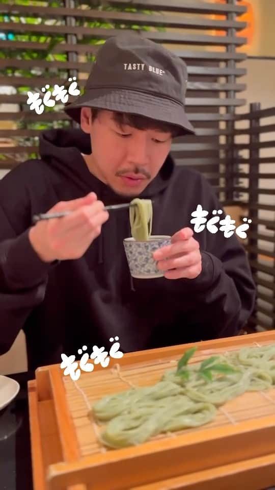 長谷川惠一のインスタグラム：「へぎ蕎麦　もぐもぐタイム😋  本日のお店はこちら💁‍♂️ @echigo_kagurazaka   新潟名物の一つへぎ蕎麦。  お蕎麦は減量中でも食べれるから、美味しいお蕎麦屋さん教えてほしい🥺  音量は小さいですが、何か喋ってます😂  #もぐもぐタイム #へぎ蕎麦」