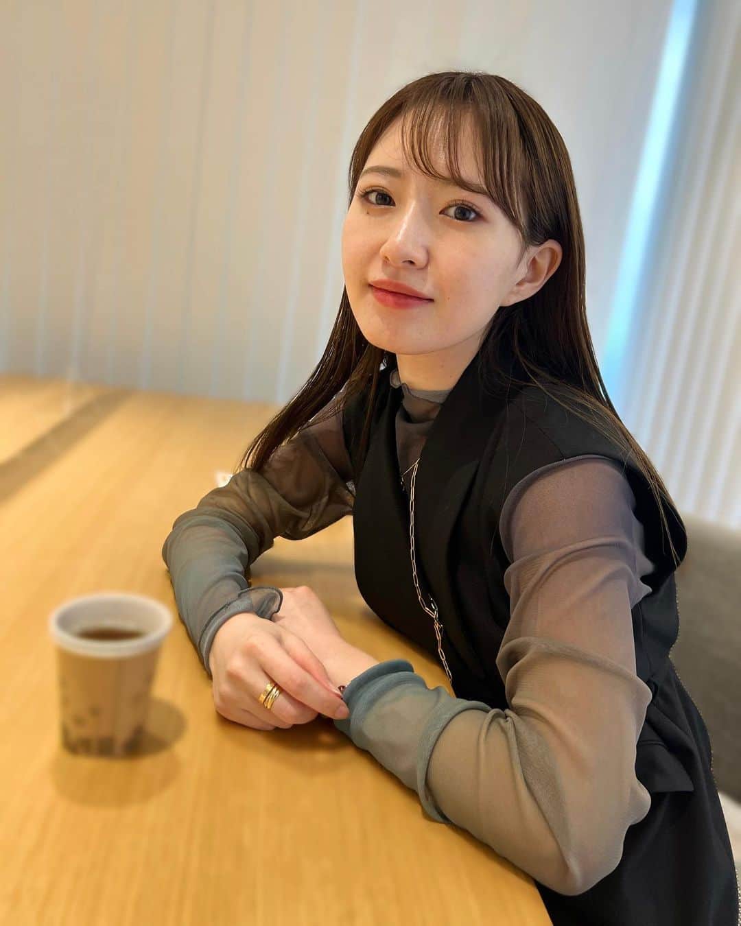 のインスタグラム：「今日の私🐾 1週間お疲れさま♡  暑かったり寒かったり何着れば良いかわからん☔️  #スターダスト #伊藤彩華 #jeanasis #ジーナシス #lilybrown #ブラックコーデ #モード #ファッション #ブルベ夏 #前髪 #fashion #ootd #데일리그램」