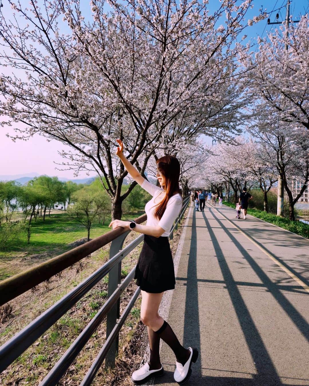 우~~사기다のインスタグラム：「벚꽃과 나 그리고 미세먼지 !」