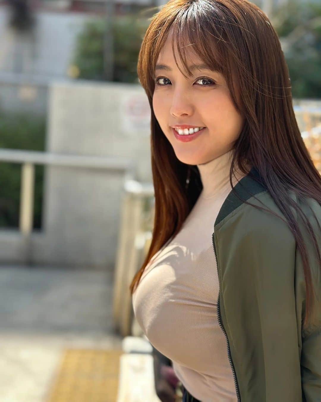 日里麻美のインスタグラム：「* 褐色肌を主張  今年は美白に挑戦したいので 白玉点滴するぞ！  * *  【販売中】 💠抑えきれない胸の鼓動　DVD & Blu-ray Amazonなどで購入できます 💠グラビア学園　グラビア動画&デジタル写真集　Amazon、DMMで購入できます  【TV、Web】 💠さまぁ～ずチャンネル　『訳あり女』『アシスタントオーディション』  💠YouTube　『ひさっちゃんねる』で検索  💠チョコブラABEMA限定動画  💠Abema「BAZOOKA!!!」#12  【イベント】 💠4/10  TV 💠4/13 まーすた下北沢店🀄 * * ** #乳圧女  #着衣でも主張　#ヒサグラ #37歳グラビア #おっぱいの大きいお姉さんは好きですか #hisato　#ボーダー #圧撮り」