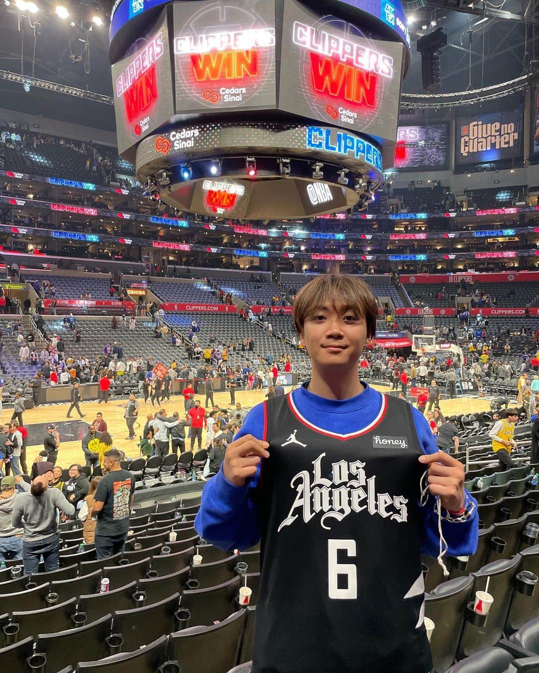 ゆうまのインスタグラム：「🏀🏀🔥🔥  中学時代から見ていたNBAを間近で見ることができて本当に夢のような時間でした🍻 観戦してる人の熱量を見て 僕たちもこんなふうに人を熱狂させられるようにもっと頑張りたいなと刺激を受けました💪 そして、日本に帰ったらすぐ企画でもいいのでバスケをしたいです🏀 NBA最高🔥  @nba   #nba #ClipperNation」