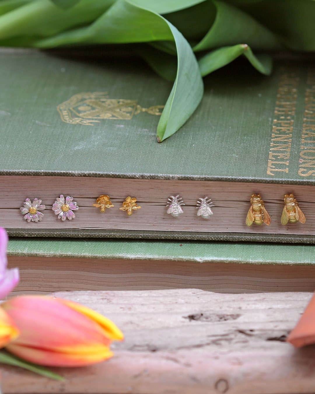 アレックスモンローのインスタグラム：「Adorn your ears in Spring studs - tiny bees and floral designs burst into life 🌸  Discover our Spring edit via the link in bio ✨  #AlexMonroeJewellery #ResponsiblySourced #AlexMonroeClassics #BeeEarrings #StudEarring #InspiredbyNature #Bumblebee #NatureDesign #HandmadeinEngland #Jewellery #HandmadeJewellery #LoveJewellery」
