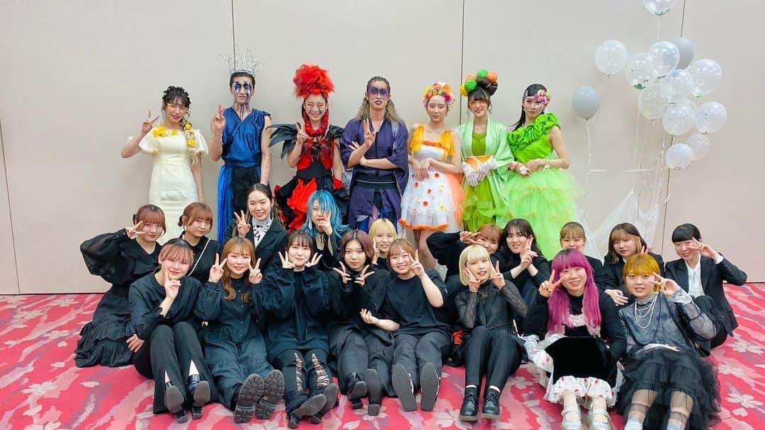 東京ベルエポック美容専門学校のインスタグラム：「入学式で先輩達がショーを行いました！ショーのコンセプトからヘアメイク、メイク、衣装づくり、モデルまで全て2年生が創りあげました！　  新入生のみなさん！ これから新しい美容業界を一緒に創っていきましょう😊  #入学式 #滋慶学園 #東ベル #原ベル #東京ベルエポック美容専門学校 #ヘアーショー #美容専門学校ベルエポック東京校 #美容学生 #美容専門学校  #美容学校  #美容師 #美容垢さんと繋がりたい#美容師なりたい #オープンキャンパス #美容師 #ヘアアレンジ #ヘアセット #ヘアメイク#アイリスト#アイデザイナー #ヘアメイクアーティスト #ブライダルヘアメイク #トータルビューティ#スタイリスト#エステティシャン #メイクアップアーティスト #東京ベル #ljk #sjk #fjk #高校生男子  --------------- 『東ベルパンフレットのご請求/オープンキャンパス予約』こちらから💁‍♀️💁‍♂️ @tokyo_belle」