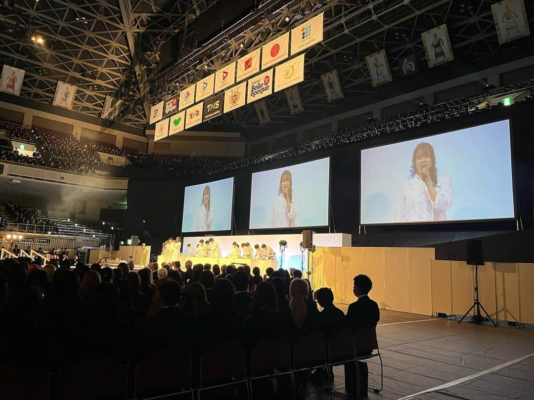 東京バイオテクノロジー専門学校のインスタグラム：「新入生のみなさん、 ご入学おめでとうございます🎊  2023年度入学式🌸 東京バイオの入学式は 姉妹校と合同での開催です。  式典の第二部は 在校生プレゼンテーション！ 舞台上で実験をしました🧪  新入生のみなさん、 これからの学校生活、 一緒に頑張っていきましょう♪  #理系 #専門学校 #入学式  #実験 #化学 #科学 #生物」