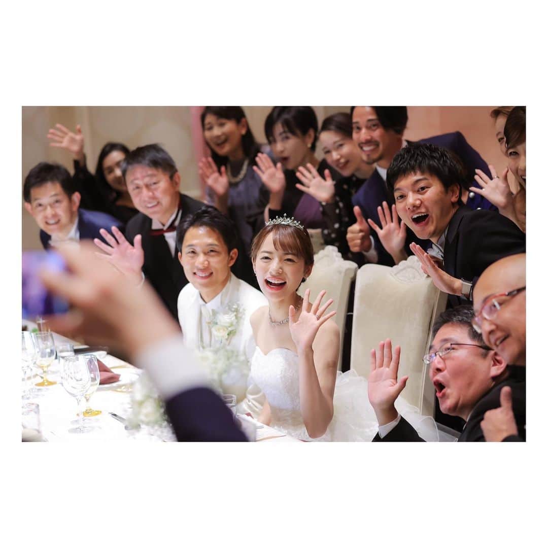 阿部芳美さんのインスタグラム写真 - (阿部芳美Instagram)「少し前になりますが… 初めての結婚記念日でした☝️🎂  結婚して1年。 いや〜、あっという間ですね😳💍 愛知と香川で離れての生活は 大変なことも勿論ありますが！笑 それでも我々らしく楽しく過ごしています🤣✨ 周りの皆様に感謝です😌  そして！ この1年の間に、結婚式を挙げることもできました🤭 アナウンス部の先輩方にも多く来て頂き、 夢であったリングドッグもすることができ…🐕💓 一生忘れない幸せな時間でした。  これからも、家庭とお互いの仕事を大切に⚽️🎤 元気いっぱい頑張りますのでよろしくお願いします☺️  #新婚なんで が使えなくなる！？ #結婚記念日 #1st #3月27日  #結婚式 #リングドッグ」4月7日 18時35分 - yoshimi_abe0410