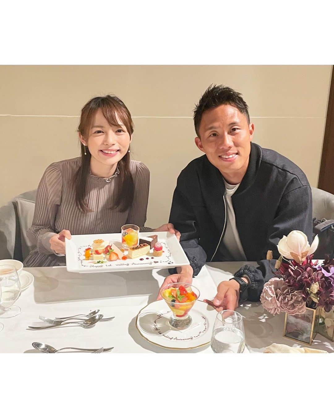 阿部芳美のインスタグラム：「少し前になりますが… 初めての結婚記念日でした☝️🎂  結婚して1年。 いや〜、あっという間ですね😳💍 愛知と香川で離れての生活は 大変なことも勿論ありますが！笑 それでも我々らしく楽しく過ごしています🤣✨ 周りの皆様に感謝です😌  そして！ この1年の間に、結婚式を挙げることもできました🤭 アナウンス部の先輩方にも多く来て頂き、 夢であったリングドッグもすることができ…🐕💓 一生忘れない幸せな時間でした。  これからも、家庭とお互いの仕事を大切に⚽️🎤 元気いっぱい頑張りますのでよろしくお願いします☺️  #新婚なんで が使えなくなる！？ #結婚記念日 #1st #3月27日  #結婚式 #リングドッグ」