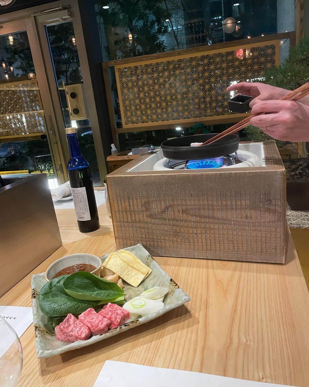 菊池遥香さんのインスタグラム写真 - (菊池遥香Instagram)「. 📍なみの上/浜松町  2023年2月にopenしたばかりの 肉割烹とソムリエ厳選のペアリングが楽しめるお店🥩🥂‎ 𓈒𓏸  ☑席はカウンターとテーブル席があるので用途によって使い分けできる。 ☑大門駅から直結 ☑肉割烹の中では比較的リーズナブルに楽しめる  今回頂いたのはペアリングコース  ☑肉てっさ ☑おばんざい3種盛り合わせ ☑お出汁 ☑お造り ☑なみより上の海老マヨ ☑聖護院蕪と苺と金柑 ☑江戸味噌牛鍋 ☑あとご飯  肉てっさって初めて食べた😳 お肉のお刺身みたいな感じで◎  なみの上の海老マヨは、普通の海老マヨとは一味違う！ エビがゴロゴロ入った海老しんじょうが揚げてあってマヨネーズで和えてあるの🦐  そしてメインは江戸味噌牛鍋🐄 江戸味噌牛鍋って今で言うすき焼きの元祖となるものなんだってఽ✍ お肉はサイコロ状にカットされたカタシンと薄くスライスされロース🥩 味噌味のすき焼きとステーキを一緒に味わっているような新感覚🧚‍♀️ 味濃いめ好きな人なら絶対好き❣️  料理と真剣に向き合いたい時に👍🏻 色々な初めてに出会えそう🕊*。  ✎︎＿＿＿＿＿＿＿＿＿＿＿＿  🏡 港区浜松町二丁目３番1号 日本生命浜松町クレアタワー 1階  🚶‍♀️ JR浜松町駅　徒歩5分　 都営地下鉄大江戸線　大門駅徒歩1分（駅直結）  ✎︎＿＿＿＿＿＿＿＿＿＿＿＿ .  #浜松町なみの上 #肉割烹 #和食 #デート #東京グルメ#港区グルメ #大門グルメ #浜松町グルメ #dinner #東京デート #東京グルメ #居酒屋 #隠れ家的なお店 #food #냠냠 #먹스타그램 #맛집탐방」4月7日 18時36分 - kurara_ruka