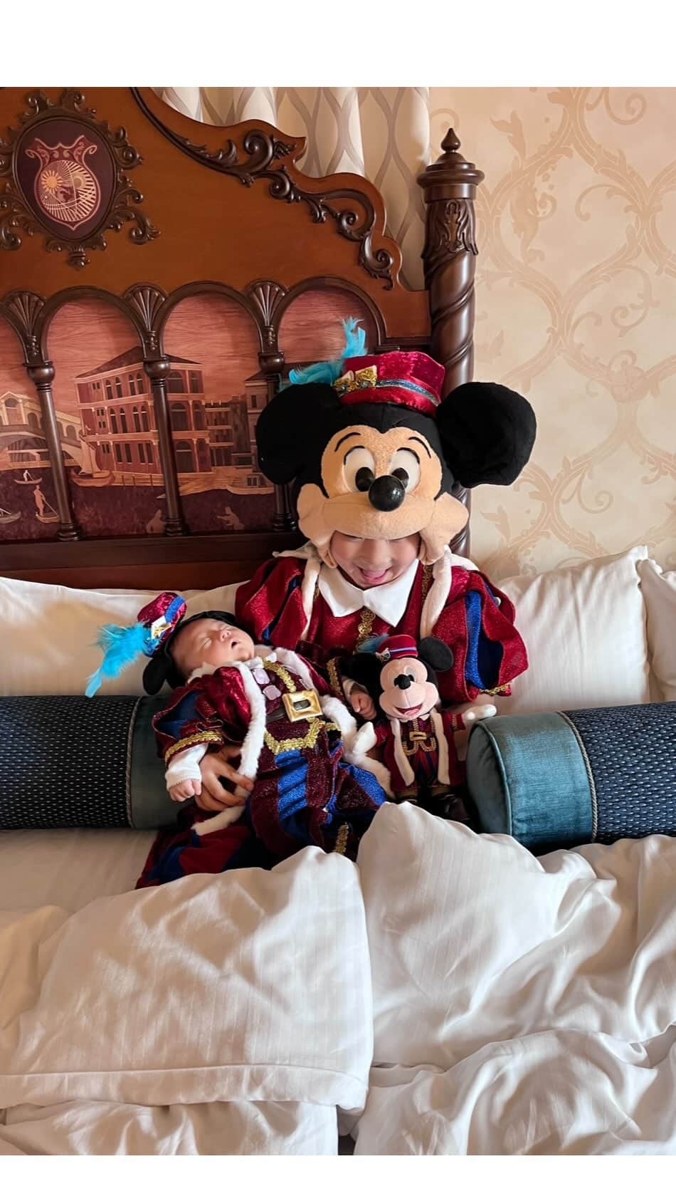 tiahy__のインスタグラム：「Tokyo Disneysea Hotel Miracosta. . . . I had a really great birthday. Today was an awesome day for me. . . . 4日は私のお誕生日でした🎂. . . パパがサプライズで(と言っても少し前から教えてくれていて)大好きなミラコスタへ連れて行ってくれました. . . かろちゃんはお医者さんにも許可をいただいて、 ディズニーデビューを果たしました*.⋆. . . まだ人混みには連れていけないので、かろちゃんはホテル館内のみですが、 夢にまでみた、兄弟でのディズニーに、taiちゃんも、とっても嬉しそうでした✨. . . 私にとって、1番嬉しいプレゼントは、 子供たちの笑顔を見ることなので、 それを1番知ってくれているパパが、 このような素敵な時間を過ごさせてくれたことに、 心から感謝しています₍₍ (  ்́ु◡ ்̀ू)♡ . . . . 大好きな大好きなディズニーリゾートで、 大好きな大好きな家族みんなで過ごすことができて、 本当に幸せな日になりました♡. . . . #tokyodisneyseahotelmiracosta #miracosta #taiacostume #kalloncostume #taiakalloncostume #mickey_taia#mickey_kallon」