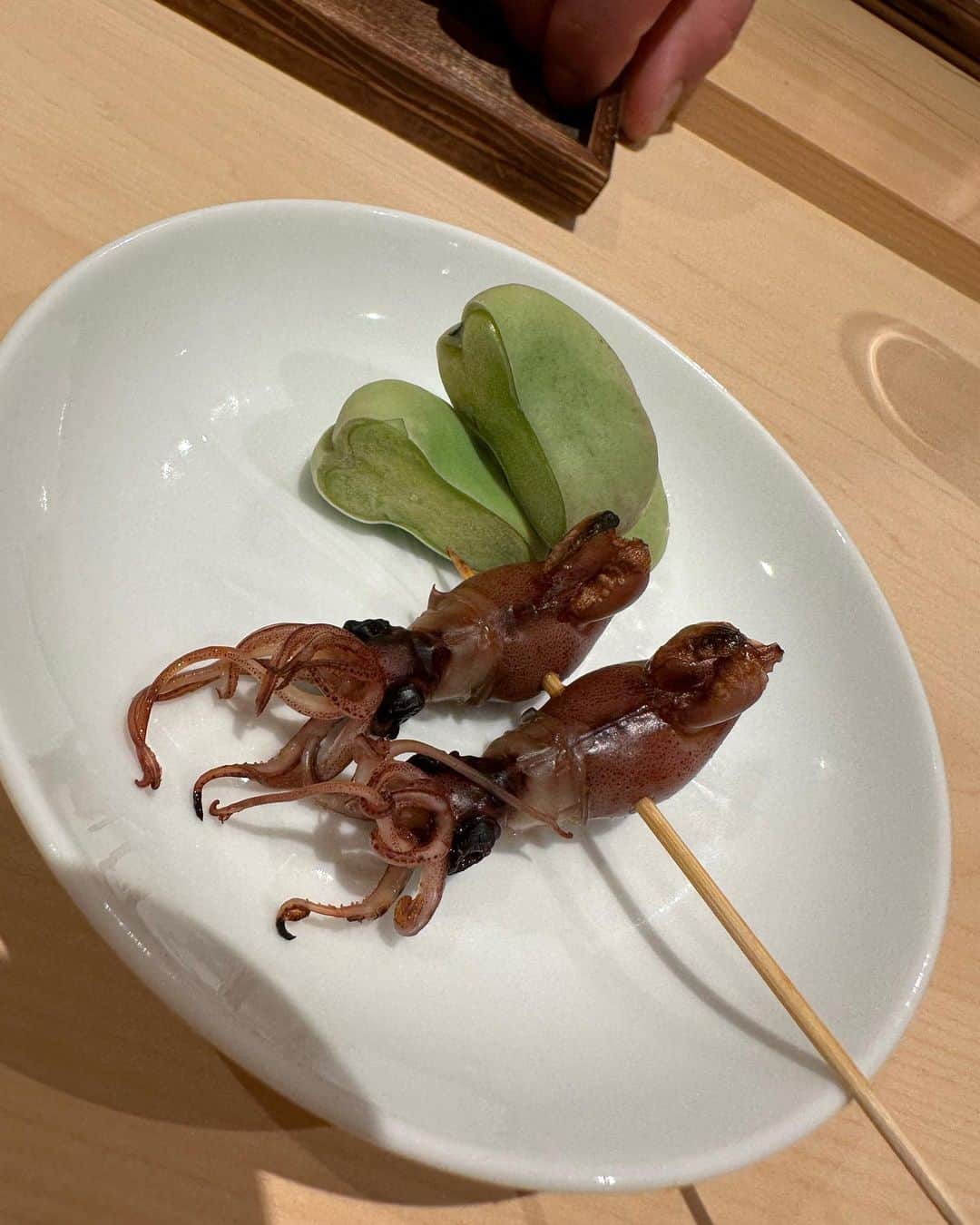 里美ゆりあさんのインスタグラム写真 - (里美ゆりあInstagram)「@kaede_chaya ちゃんと @sushi.taira さんに行ってきました🍣 肉より魚派な私達😄  日本の海に潜んでる珍しくて美味しい魚たくさん食べたいな🐟✨✨  またご飯行けるの楽しみ🍚  #美人茶屋 #六本木 #roppongi  #ミュゼルヴァ #里美ゆりあ」4月7日 18時37分 - satomiyuria
