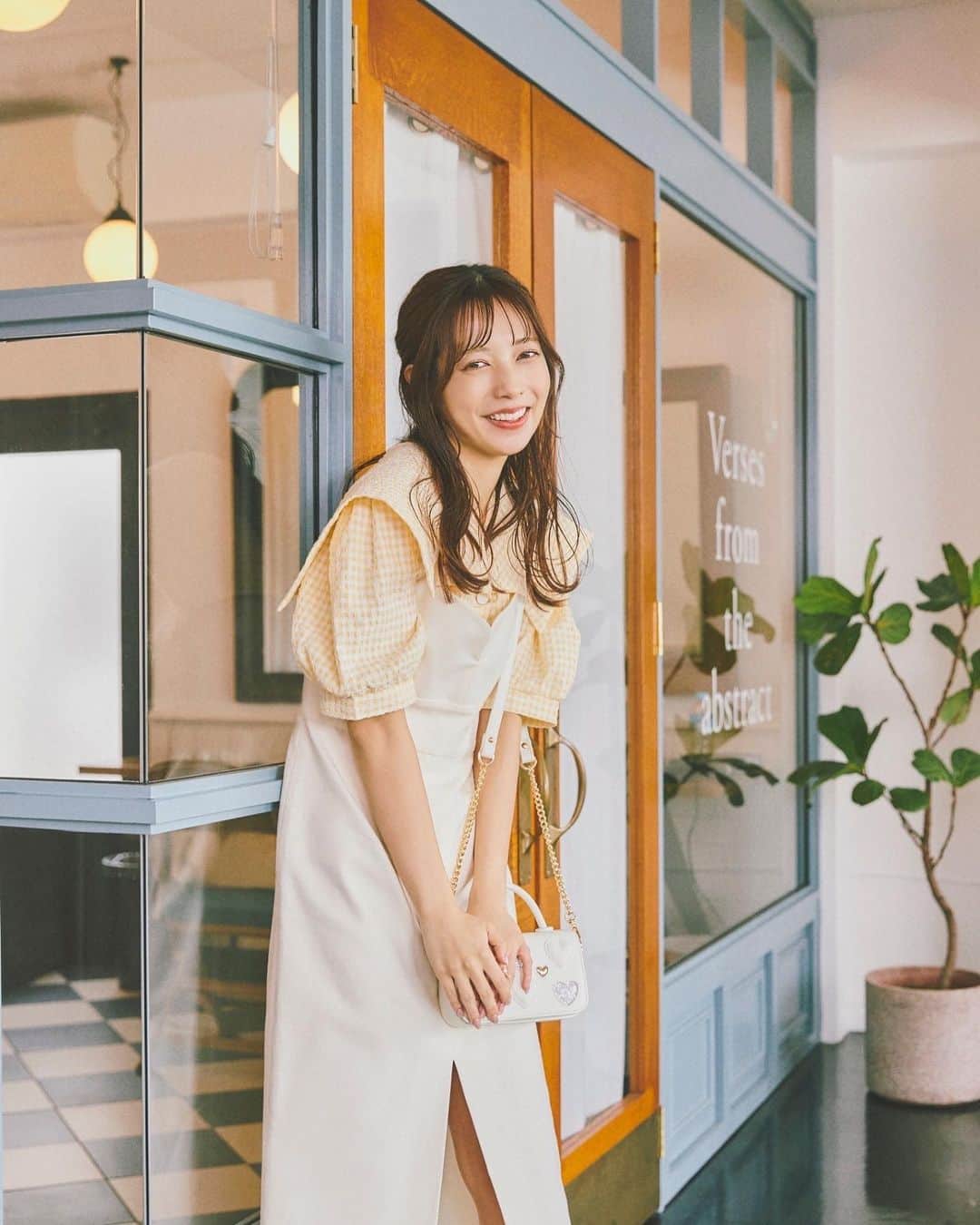 斉藤優里のインスタグラム：「ブラウスの襟が大きくて今回はスッキリ見えるようなコーデ💛イエベ春の暖色得意な私と相性抜群です♡♡♡  袖にもボリューム感がありますが骨格的に、 肩周りにボリューム感があるものはそこまで 得意ではないのですが生地が柔らかい 雰囲気のものなので気にならずに着ることが出来たよ〜！  小さめバッグの日はアクセサリー感覚で身につけてることが 多いからコーデのワンポイントにも🥰❤️  _____  blouse…@ghospell onepiece…@jillstuart.jp earring…@luna_folium bag pumps…@dianashoespress _____  #今日の服 #今日のコーデ #ゆったんコーデ #斉藤優里 #ゆったん」