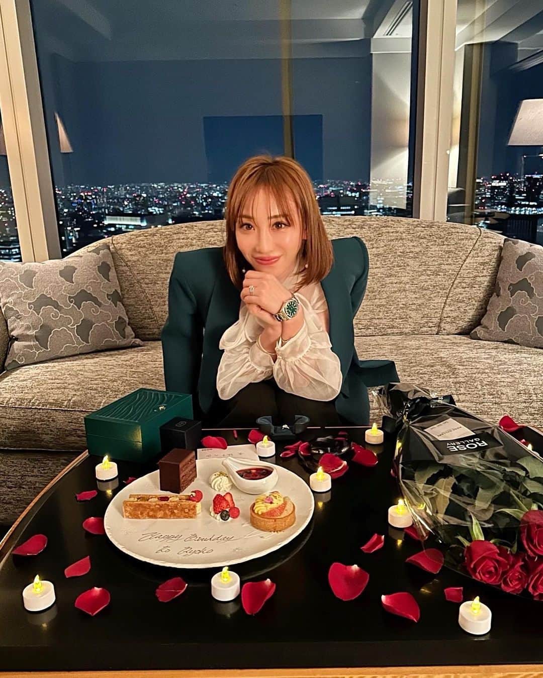 秋倉諒子のインスタグラム：「「運命の人」 に出会える確率は0.0000034%らしい。  限りなく0に近い奇跡的な確率であなたに出会えて、恋をして、一緒になれたこの運命にありがとうだけじゃ足りない感謝をしています🥲❤️  こんなに合う人出会ったことない 自慢の旦那様です🫶 いつも沢山の愛をありがとう🥰  お部屋に入ったらHBDから始まるバラの花びらを一枚一枚はおはおが自分で飾ってくれて、それを辿ると素敵な空間が…🥹🌹 一緒に時を刻もうってなんともなんと！！！ 凄すぎるお揃いの時計を…⌚😭️💚 あなたの心のこもったお手紙が1番心温まる❤️この前ケンカした時にくれた手紙も手帳に挟んであるよ♡ そしてお直ししていた指輪もこの日に間に合わせてくれてありがとう🥹！！ ディナーから次の日もずっと一緒に居れて幸せな1日でした🫶😍  この日のdinnerも最高だったので🍽 それは夫婦アカウントの方に載せるね！　@kou_ryoko.official   一部始終の動画を最後に🌈 音ありで見てね🥹笑」