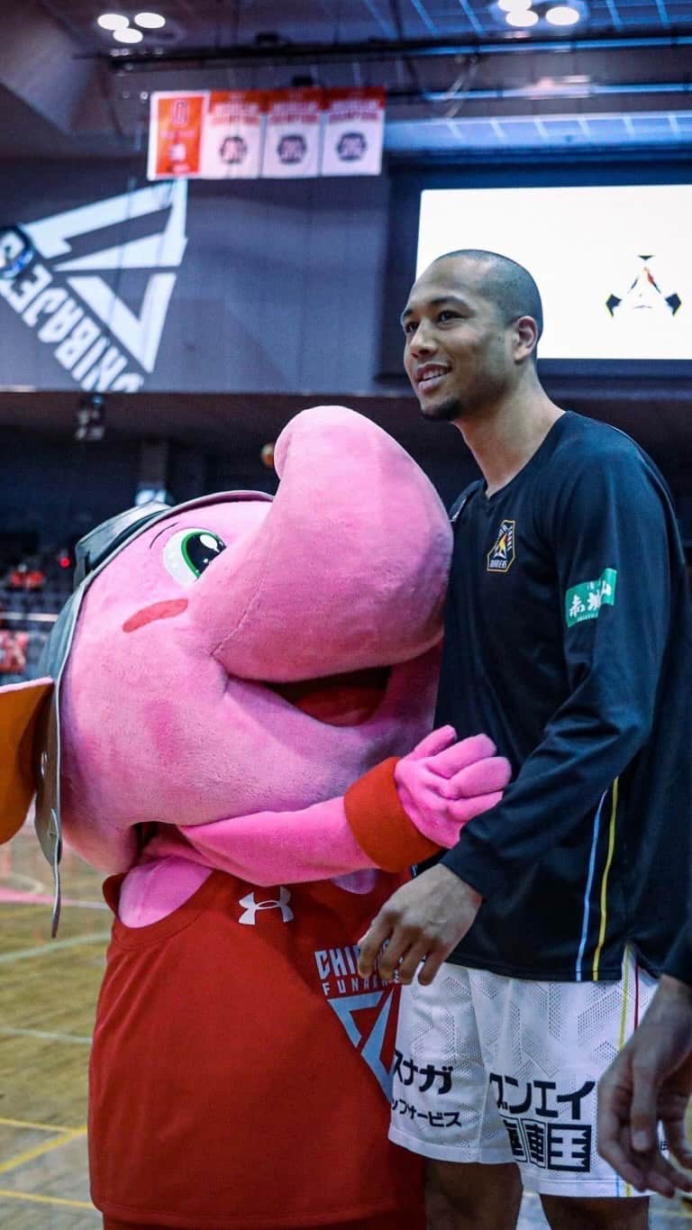 群馬クレインサンダーズのインスタグラム：「いつになってもどこまで行っても仲間🤝🫂✨  たくさんの選手たちやマスコットの交流がある #千葉ジェッツ さんとの試合はいつも楽しみです🥰  #群馬クレインサンダーズ #ONE #Bリーグ #ジャンボくん」