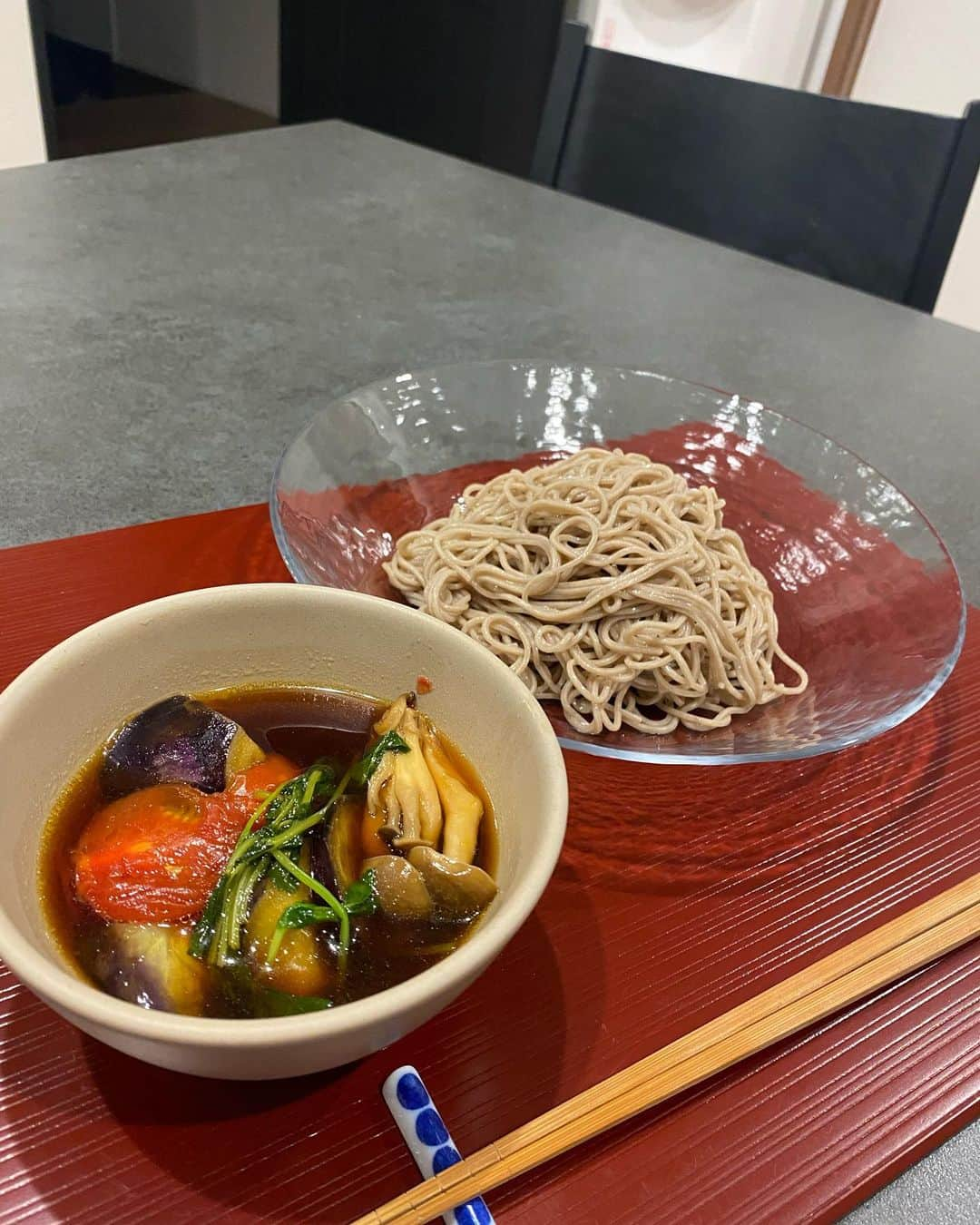 犬伏まりのインスタグラム：「お蕎麦が好き❤️ 東京でも毎週お蕎麦を食べてたくらい😁  今回、ご縁あって @uzuki_seimen 卯月製麺さんの ほっそり細蕎麦を 試してみました‼️  今までに無い細さ😁 細くてもしっかり蕎麦の香りと コシがあって、 かえしのつゆにも良くあう！  ぶっしーオススメ ⭐️蕎麦レシピ⭐️  蕎麦を茹でている間に ①フライパンにごま油を注ぎ 火にかけ、温まったら 乱切りした、茄子、きのこ、トマトを入れる。  ②茄子が油を吸って色が変わったら、小鍋に本かえしつゆ:水　1.5:1で割って煮たたせ①を加える。  ③お蕎麦は手早く冷水にとり締めて水をきる  蕎麦を器にもり 温かいつけ汁で召し上がれ💕  #卯月製麺 #ほっそり細そば #お蕎麦 #お取り寄せグルメ #ご当地グルメ #pr #卯月の麺レシピ #ぶっしー食堂」