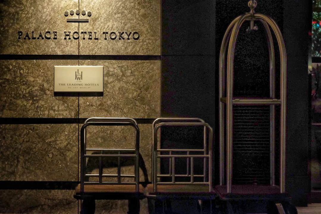 Palace Hotel Tokyo / パレスホテル東京さんのインスタグラム写真 - (Palace Hotel Tokyo / パレスホテル東京Instagram)「雨の夜はお気をつけてお越しください。ご到着されましたら、お部屋までスタッフがお荷物をお運びいたします。 We wish you safe travels on a rainy night. Our staff awaits your arrival.  #パレスホテル東京 #エントランス #ホテルエントランス #車寄せ #ホテルステイ #ホテルライフ #チェックイン #ドアマン #ベルボーイ #ホテルロゴ #丸の内 #雨の夜  #hotelentrance #entrance #driveway #hotelstay #lhwtraveler #uncomontravel #doorman #hoteldoorman #bellboy #hotellogo #rainyday #rainynight #Marunouchi #PalaceHotelTokyo」4月7日 18時44分 - palacehoteltokyo