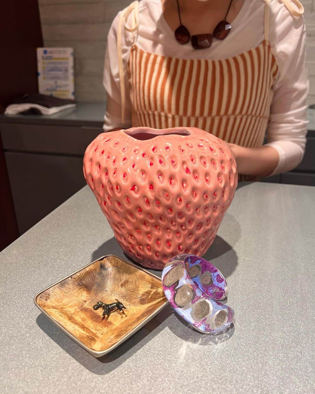 光永のインスタグラム：「今日の買ったもの🍓&今日のコーデ🫰🏻 大学のベストフレンド @sakotn2 がパリで買い付けてきたアイテム求めてNEWoMan4F寄ってきた🥹 かんわいいかったあああ❤️‍🔥❤️‍🔥❤️‍🔥 このイベントは9日までやってるのでぜっひ❤️‍🔥 服は、ネオンピンクをグレーでまとめたコーデ👟 ㅤㅤㅤㅤㅤㅤㅤㅤㅤㅤㅤㅤ ㅤㅤㅤㅤㅤㅤㅤㅤㅤㅤㅤㅤ #ootd #outfit #レイヤードコーデ #春コーデ #一人暮らしインテリア #パリ買い付け #ienalaboucle #naoten #フラワーベース」