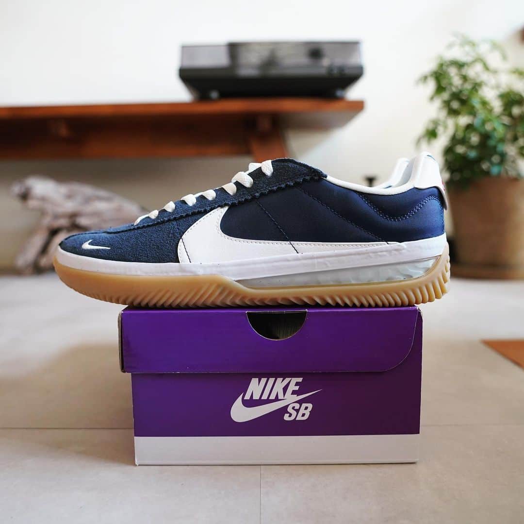 のインスタグラム：「new sneaker.  NIKE SB 29cm  コルテッツのようで未来的  先端のミニナイキとブルーとホワイトの程よいカラーリングバランスにグッと来ました。  #newbalance #comoli #NIKE #nikesb」