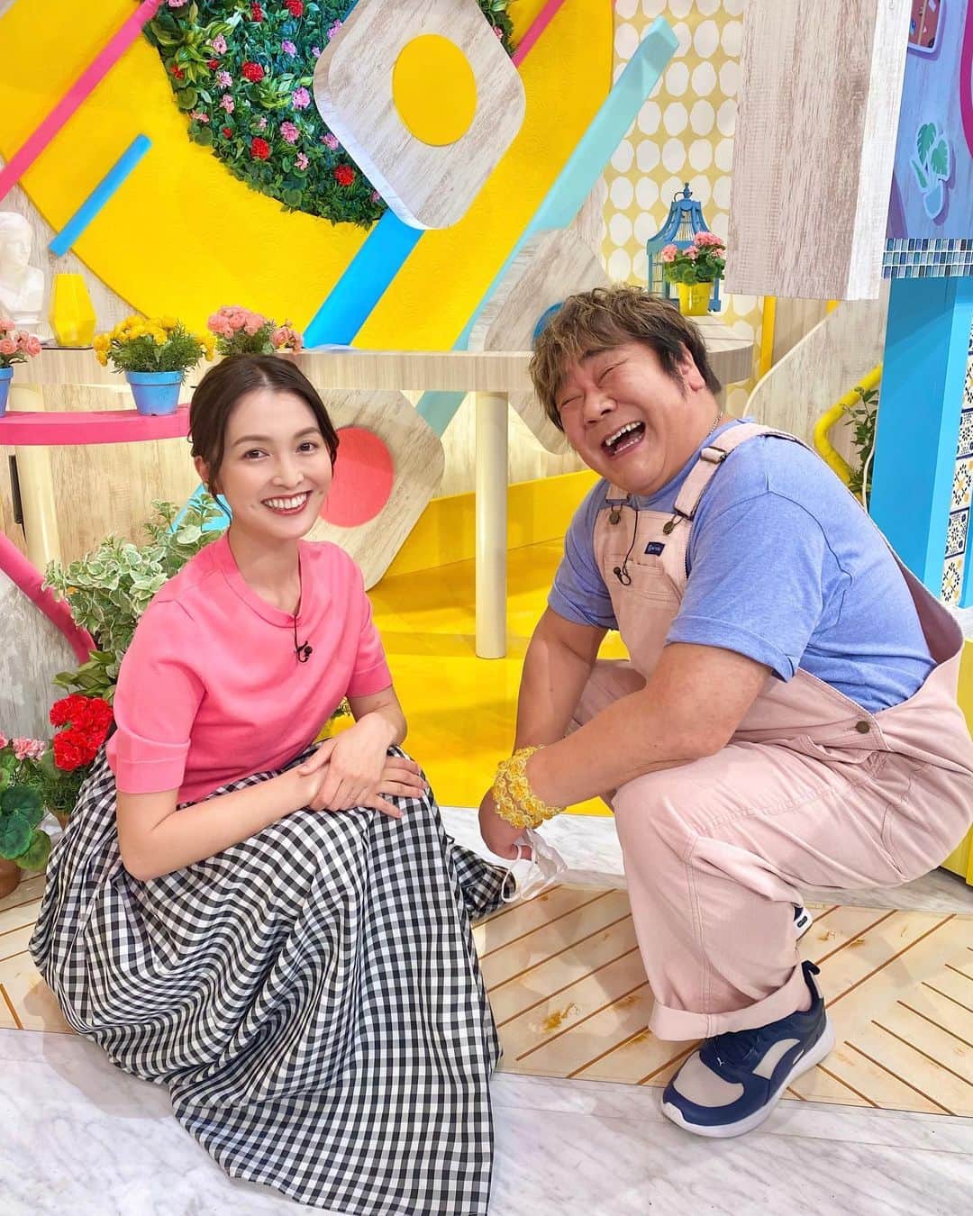 のインスタグラム：「はじめての #よじごじDays 金曜日🌸 石塚英彦さんとゲストの南野陽子さんと３人ともピンクの衣装でした🥰 ちなみに、VTRでリポートしてくださった、昔から勝手に好きすぎる鈴木あきえさんもピンクの衣装に見えました♡ 毎週金曜日はなんだかさらに賑やかになりそうです！ これからよろしくお願いします！  #よじ金 dress #COLLAGEGALLARDAGALANTE」