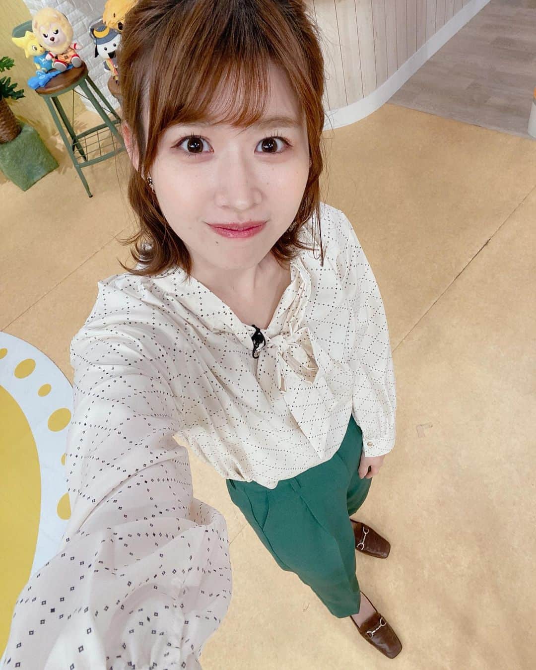 佐藤朱のインスタグラム：「今週もお疲れ様です😌✨ #ひるまでウォッチン #東北放送 #いろんなアングルから写真撮ってみた #今週はプランクオガトレ担当だったので3日連続パンツスタイル💪」