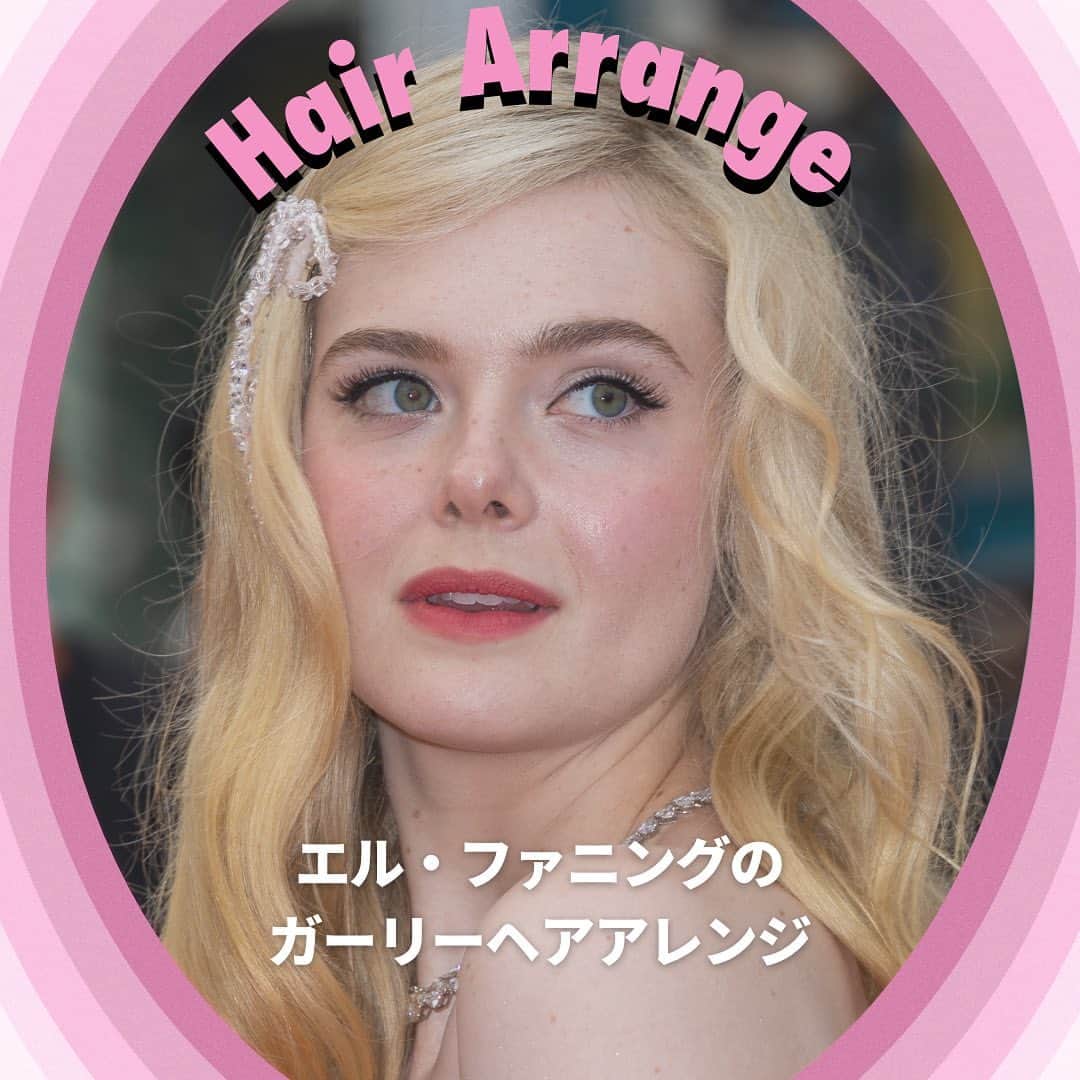 のインスタグラム：「エル・ファニングのガーリーヘアアレンジ🎀  4月9日に25歳の誕生日を迎えるエル・ファニング🎉🎂彼女のチャームポイントといえば陶器のような美肌とガーリーなヘアスタイル🌼今回は誕生日を祝して、アップスタイルからダウンスタイルまで厳選してご紹介。リボンや花、ラインストーンをあしらったアレンジにも注目！  📷Getty Images  みんなの顔周りコーデ術も #ellegirluni のタグをつけて投稿してね📲 素敵な投稿は @ellegirl_jp でご紹介💁🏻‍♀️  #ellegirluni #ellegirlfashion #ellefanning #エルファニング #海外ガール #海外ヘア #ヘアアレンジ #ヘアカラートレンド #海外セレブ #海外セレブファッション #リボンアレンジ #リボンヘアアレンジ #ヘアピンアレンジ #カチューシャアレンジ #カチューシャヘア #カチューシャコーデ #ガーリーコーデ #ガーリーヘア #ellefanningedit #ellefanningstyle」