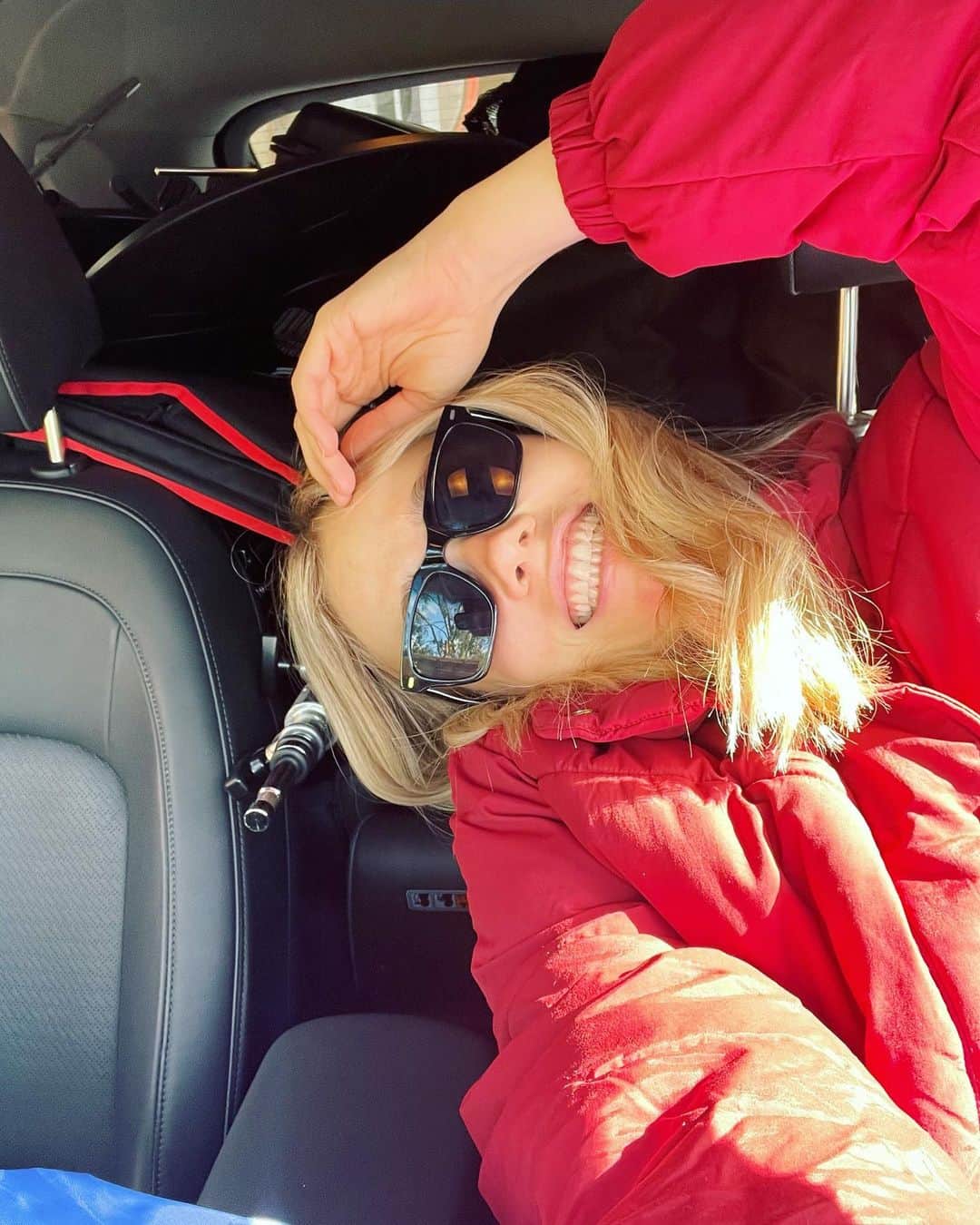 フローリーのインスタグラム：「And so it begins 🤭 Filming some visuals for the album this weekend….I’ve been planning this for so long, and OMG I’m excited and nervous and feeling all the feels!」