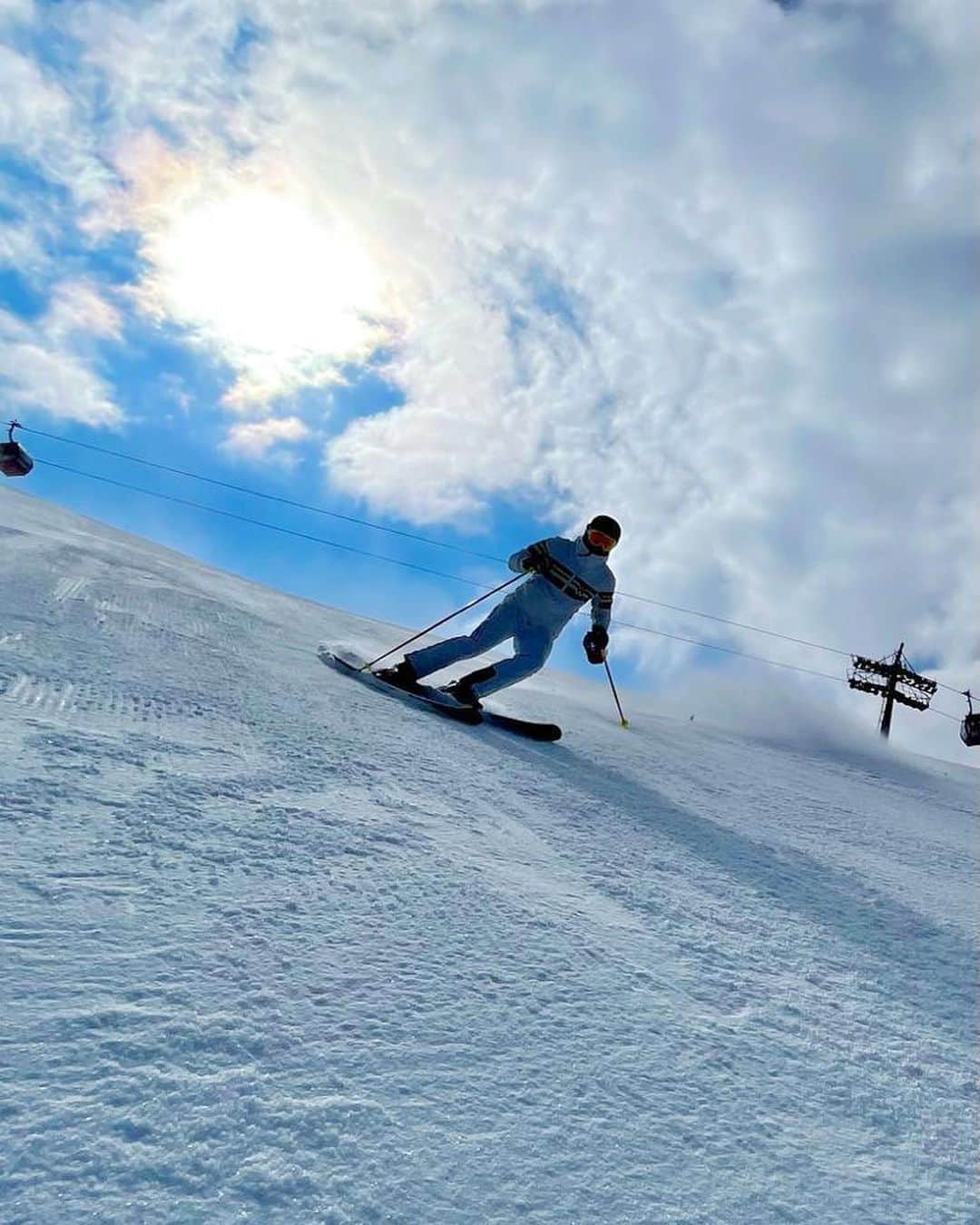 バスティアン・シュヴァインシュタイガーのインスタグラム：「As long as there is still snow ... ⛷️✌🏼」