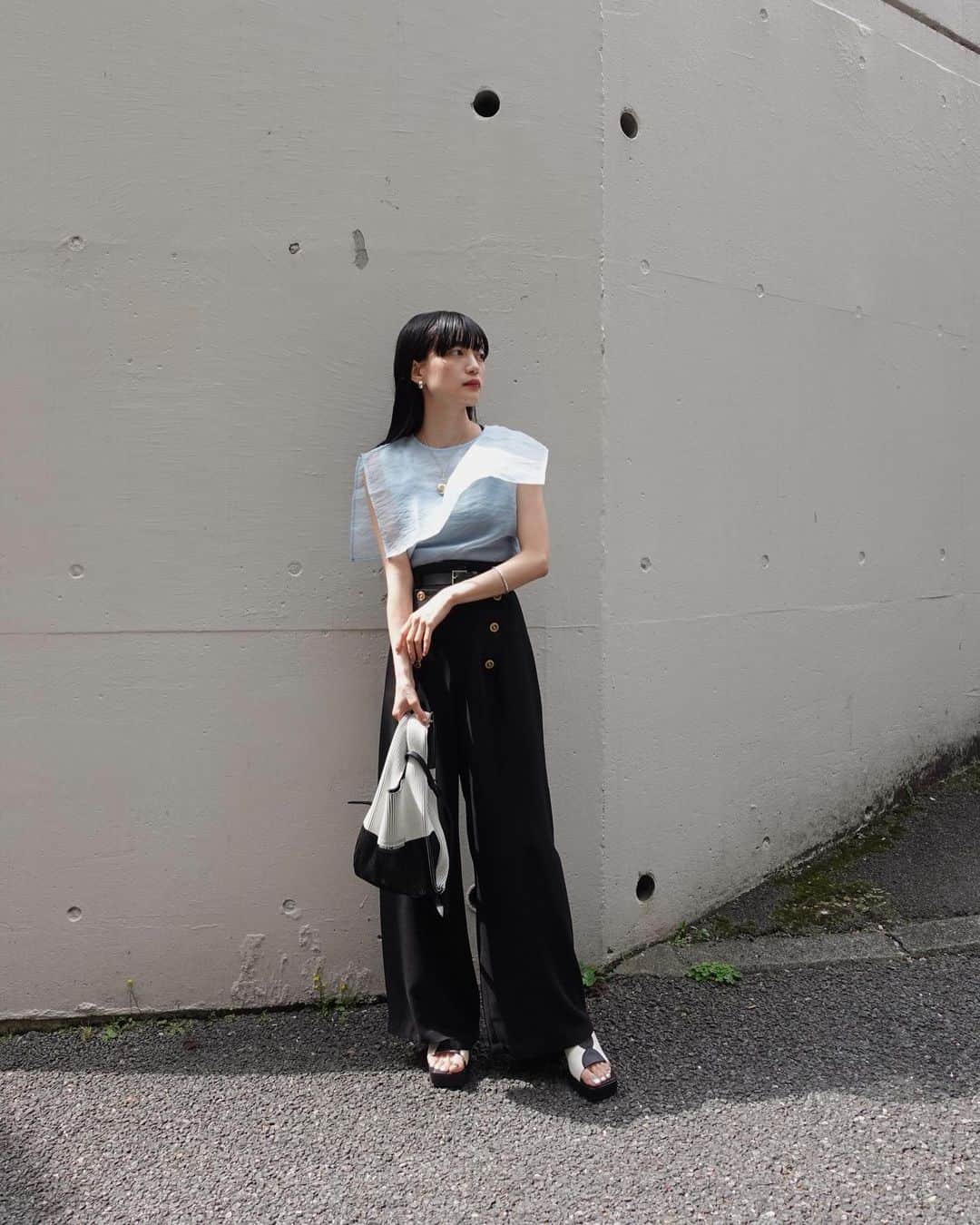 のインスタグラム：「_ セーラーカラーがかわいいオーガンジートップス👕 @miette.jp  透け感があるから甘くならずに女性らしい〜 インナーとして合わせて襟だけ出してもかわいいです◎  #タイアップ#miettejp #miette#ミエット#オーガンジーセーラートップス #ブルベ冬」