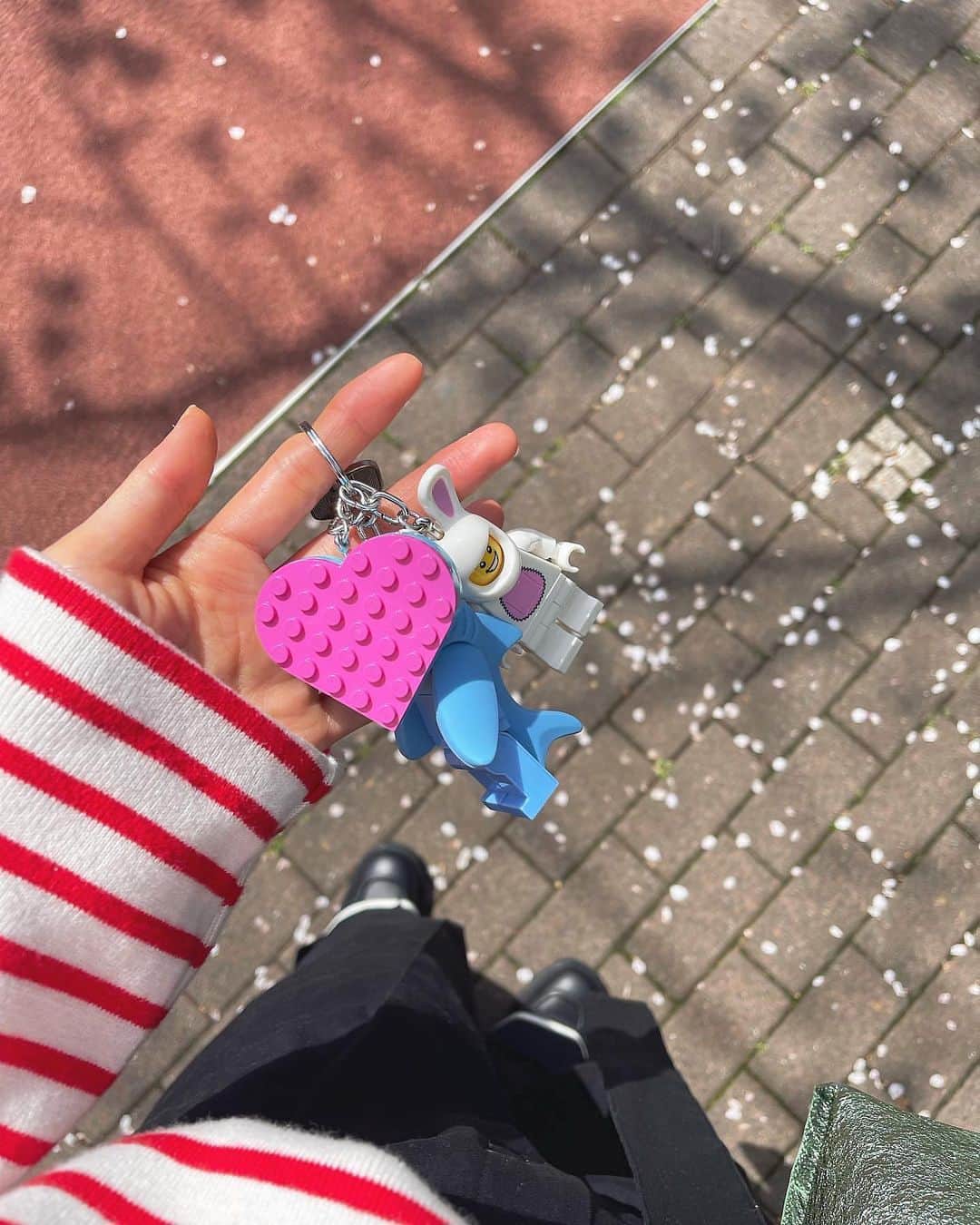 佐藤優津季のインスタグラム：「いつだってどこだって可愛いLEGOたち🙂🙃 弟にも押し付けた🐒🍌」