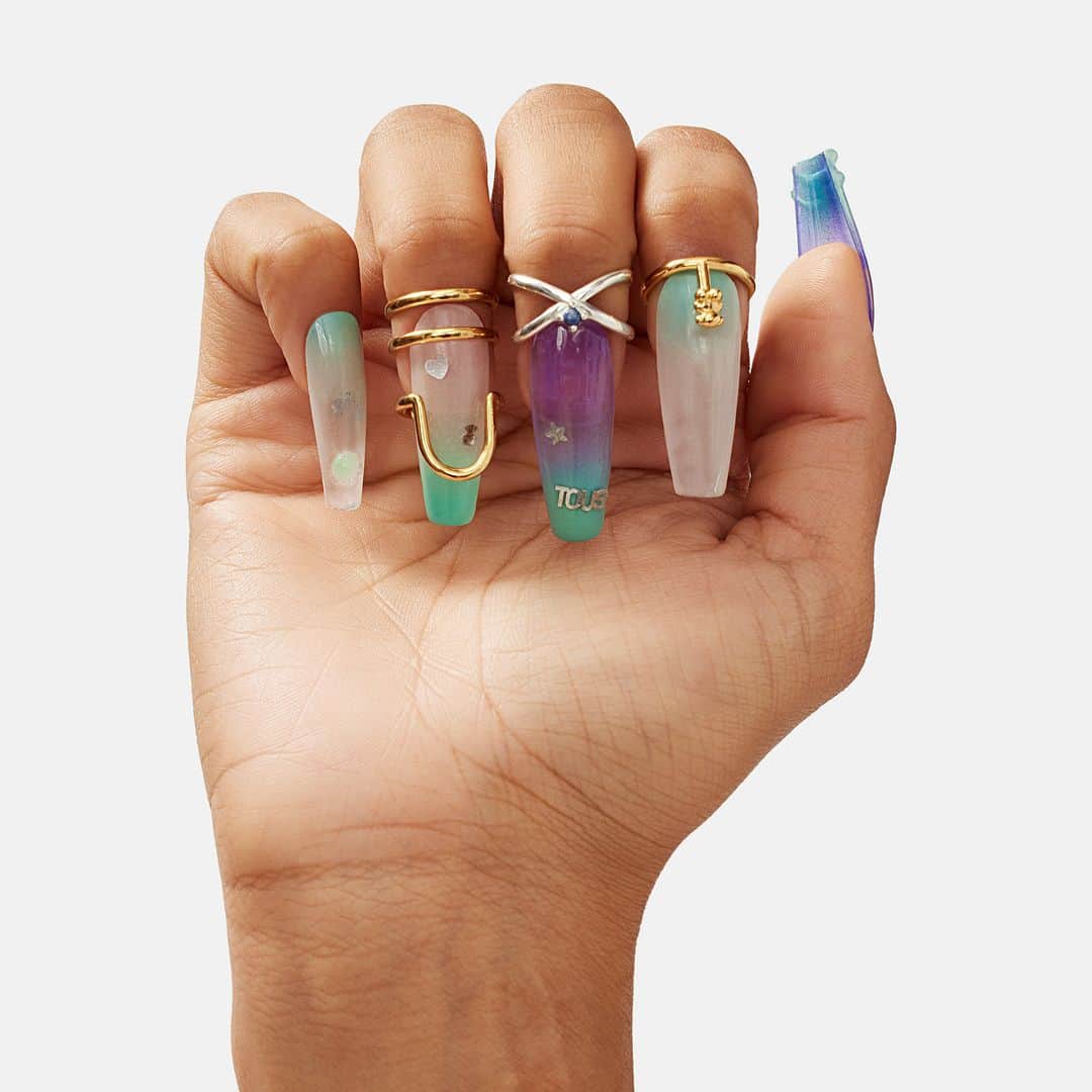 トウスのインスタグラム：「You nailed it!  Get the TOUS Claws nail jewelry kit you’ve co-created with us. Now available 💅🏻  #TOUSClaws」