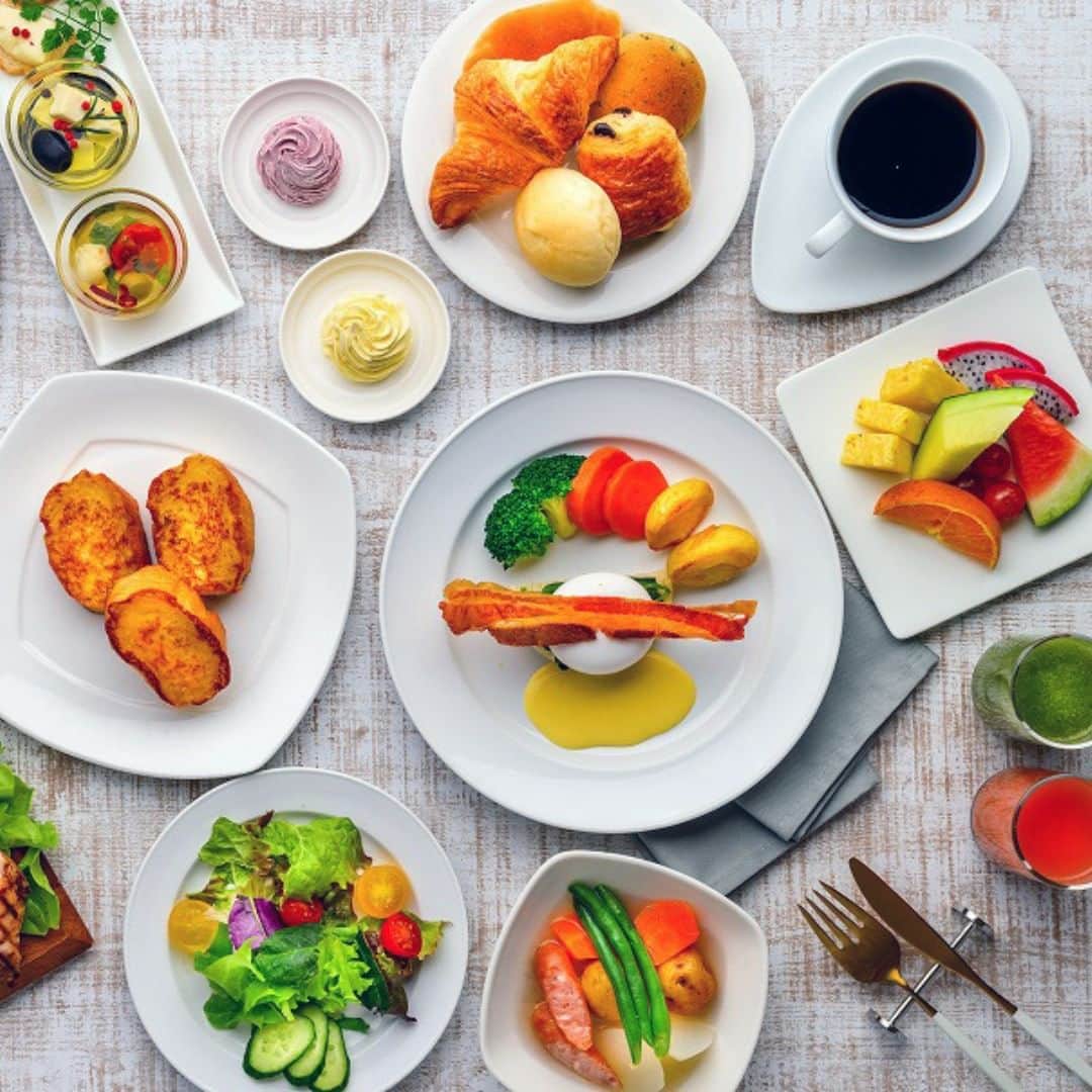 ホテル日航アリビラ 公式Instagramさんのインスタグラム写真 - (ホテル日航アリビラ 公式InstagramInstagram)「. アリビラ時間をより楽しむために、朝はホテル自慢の朝食をご堪能ください。アリビラの朝食は"琉球美食”がテーマ。ブラッスリーの洋食ブッフェ、琉球料理のブッフェ、カジュアルな和洋ブッフェなど、3つのレストランで沖縄食材を活かしたオリジナリティあふれるシグネチャーメニューをご用意しています。  🍽ブラッスリー「ベルデマール」🍽 沖縄県産人参とパイナップルなどを使った4種の自家製スムージー、前菜にも沖縄食材をふんだんに使用し、シェフが鉄板で焼き上げる出来立てのフレンチトーストはプレーンと黒糖の2種をご用意。 パインバターや紅芋ジャムなど8種類の豊富なトッピングでお楽しみいただけます。オランデーズソースで楽しむエッグベネディクトや、スパイシーなカレーソースで味わうゴーヤーオムレツなど、卵料理はお好みの卵料理を目の前で仕上げます。熱々をお召し上がりください🍳  🍱日本料理・琉球料理「佐和」🍱 沖縄県産食材を中心に、和の技法が織りなす美食を楽しむ「琉球八寸」。厳選素材の限定朝食「ぬちぐすい御膳」、滋味深い「やんばるハーブ鶏とひじきの旨煮」など、沖縄らしい味わいと美しい彩りの琉球料理を定食スタイルでご堪能ください。 腕利きの板前が目の前でお料理を仕上げるコーナーでは、極薄の鰹節の香りやとろける食感が楽しめる「かちゅう飯（鰹節ご飯）」や「海ぶどう丼」に「ラフテー丼」をはじめ、紅芋ウムクジアンダギー（沖縄風天ぷら）、沖縄風味噌汁「かちゅう湯」など豊富な品数をご用意。その日の気分でセレクトいただけます🍲  🍔カジュアルブッフェ「ハナハナ」 🍔 シェフが鉄板で焼き上げるパティを使用した肉厚ビーフバーガーや種類豊富な焼き立てパンをはじめ、自由な組み合わせで手作り感覚を楽しめるトルティーヤ、タコライス、おにぎりなど、味はもちろん体験としても楽しめるメニューを豊富に取り揃え。 もちろん、ゴーヤーチャンプルー、ラフテー、島豚ステーキなど沖縄料理も気軽にお召し上がりいただけます。カラフルなドーナツの数々も思わず手が伸びる美味しさ。子どもから大人まで、家族みんなが手を伸ばせるメニューを用意しています🍩  ▼詳しくはこちら▼ https://www.alivila.co.jp/  #ホテル日航アリビラ #アリビラ #リゾート #沖縄リゾートホテル #アリビラブルー #アリビラ時間 #ニライビーチ #沖縄 #沖縄旅行 #沖縄観光 #沖縄絶景 #女子旅 #沖縄ホテル #オーシャンビューホテル #読谷 #読谷村 #沖縄プール #子連れ沖縄 #記念日旅行 #誕生日旅行 #カップル旅行 #夫婦旅行 #沖縄グルメ #琉球美食 #和洋ビュッフェ #ホテル朝食」4月7日 19時00分 - hotelnikkoalivila