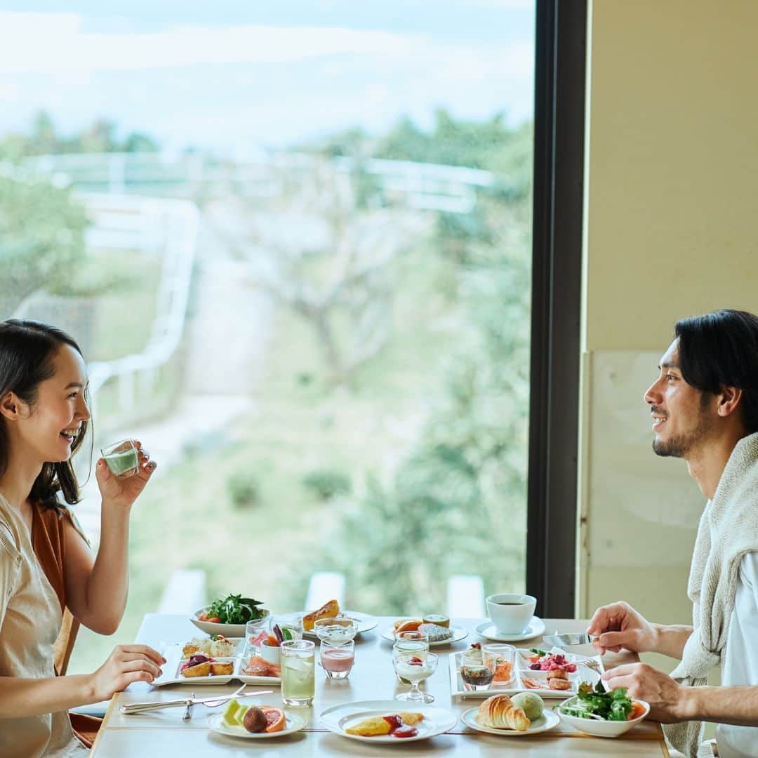 ホテル日航アリビラ 公式Instagramさんのインスタグラム写真 - (ホテル日航アリビラ 公式InstagramInstagram)「. アリビラ時間をより楽しむために、朝はホテル自慢の朝食をご堪能ください。アリビラの朝食は"琉球美食”がテーマ。ブラッスリーの洋食ブッフェ、琉球料理のブッフェ、カジュアルな和洋ブッフェなど、3つのレストランで沖縄食材を活かしたオリジナリティあふれるシグネチャーメニューをご用意しています。  🍽ブラッスリー「ベルデマール」🍽 沖縄県産人参とパイナップルなどを使った4種の自家製スムージー、前菜にも沖縄食材をふんだんに使用し、シェフが鉄板で焼き上げる出来立てのフレンチトーストはプレーンと黒糖の2種をご用意。 パインバターや紅芋ジャムなど8種類の豊富なトッピングでお楽しみいただけます。オランデーズソースで楽しむエッグベネディクトや、スパイシーなカレーソースで味わうゴーヤーオムレツなど、卵料理はお好みの卵料理を目の前で仕上げます。熱々をお召し上がりください🍳  🍱日本料理・琉球料理「佐和」🍱 沖縄県産食材を中心に、和の技法が織りなす美食を楽しむ「琉球八寸」。厳選素材の限定朝食「ぬちぐすい御膳」、滋味深い「やんばるハーブ鶏とひじきの旨煮」など、沖縄らしい味わいと美しい彩りの琉球料理を定食スタイルでご堪能ください。 腕利きの板前が目の前でお料理を仕上げるコーナーでは、極薄の鰹節の香りやとろける食感が楽しめる「かちゅう飯（鰹節ご飯）」や「海ぶどう丼」に「ラフテー丼」をはじめ、紅芋ウムクジアンダギー（沖縄風天ぷら）、沖縄風味噌汁「かちゅう湯」など豊富な品数をご用意。その日の気分でセレクトいただけます🍲  🍔カジュアルブッフェ「ハナハナ」 🍔 シェフが鉄板で焼き上げるパティを使用した肉厚ビーフバーガーや種類豊富な焼き立てパンをはじめ、自由な組み合わせで手作り感覚を楽しめるトルティーヤ、タコライス、おにぎりなど、味はもちろん体験としても楽しめるメニューを豊富に取り揃え。 もちろん、ゴーヤーチャンプルー、ラフテー、島豚ステーキなど沖縄料理も気軽にお召し上がりいただけます。カラフルなドーナツの数々も思わず手が伸びる美味しさ。子どもから大人まで、家族みんなが手を伸ばせるメニューを用意しています🍩  ▼詳しくはこちら▼ https://www.alivila.co.jp/  #ホテル日航アリビラ #アリビラ #リゾート #沖縄リゾートホテル #アリビラブルー #アリビラ時間 #ニライビーチ #沖縄 #沖縄旅行 #沖縄観光 #沖縄絶景 #女子旅 #沖縄ホテル #オーシャンビューホテル #読谷 #読谷村 #沖縄プール #子連れ沖縄 #記念日旅行 #誕生日旅行 #カップル旅行 #夫婦旅行 #沖縄グルメ #琉球美食 #和洋ビュッフェ #ホテル朝食」4月7日 19時00分 - hotelnikkoalivila