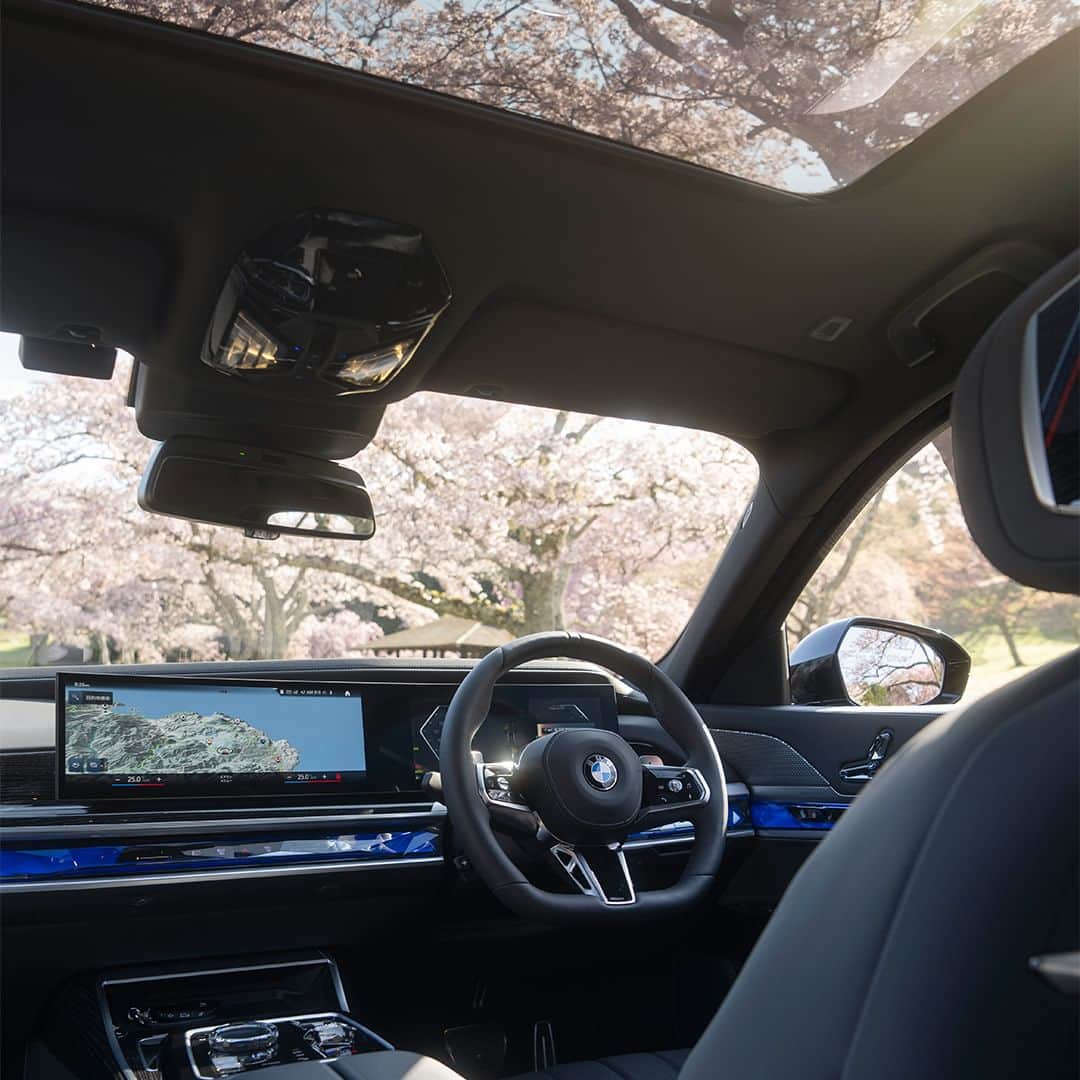 BMW Japanさんのインスタグラム写真 - (BMW JapanInstagram)「桜の香り漂う車内、 五感を満たすBMW 7シリーズ。  #FORWARDISM #BMW #駆けぬける歓び #BMWJapan #BMW740i #BMWSAKURA #cherryblossom #桜」4月7日 19時00分 - bmwjapan