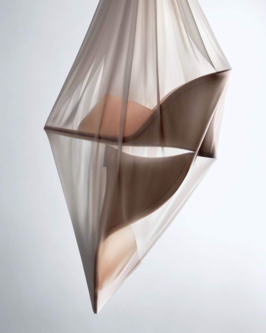 ジャンヴィートロッシさんのインスタグラム写真 - (ジャンヴィートロッシInstagram)「Futura's soft Plexi upper and curvy shaped wedge merge innovation and minimalism.   #GianvitoMules」4月7日 19時00分 - gianvitorossi