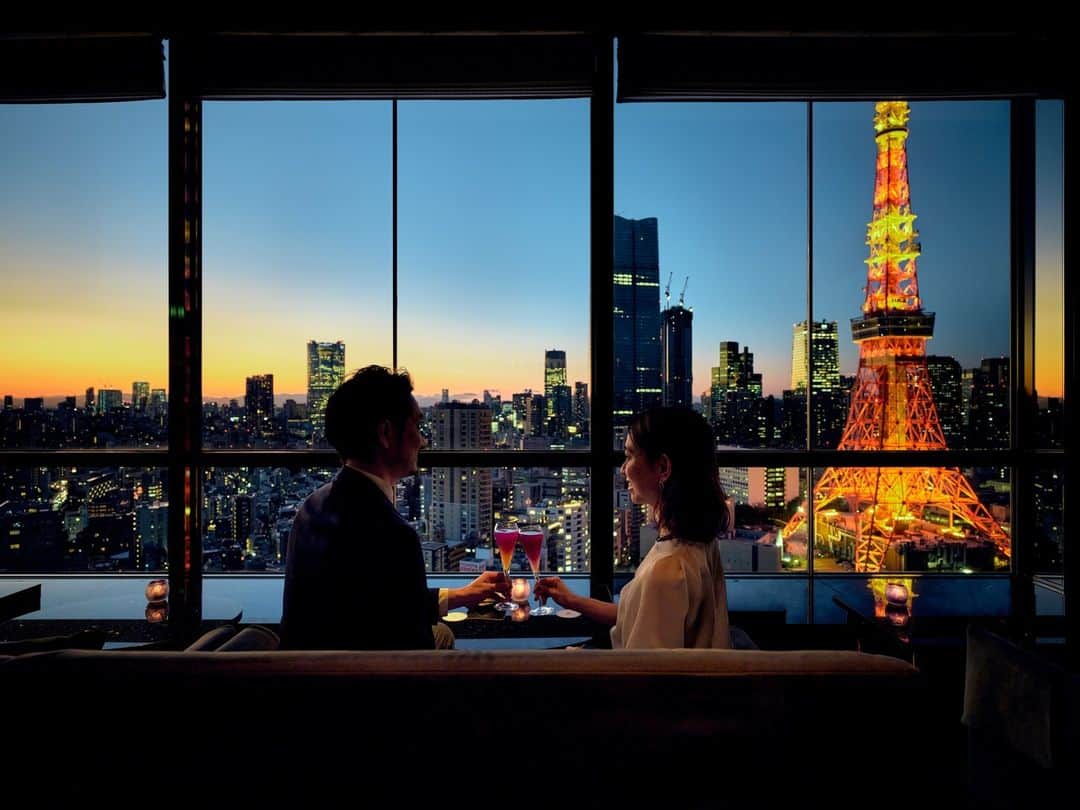 ザ・プリンス パークタワー東京さんのインスタグラム写真 - (ザ・プリンス パークタワー東京Instagram)「空が魔法の色に輝きだすマジックタイムに、特別な人に思いを伝えてみませんか？ 移り変わる空の色をイメージしたオリジナルカクテルからスタートするフリーフロープランに、彩り豊かなオードブル。 煌めく東京の夜景を前に、心に残るひとときをお楽しみください。  詳しくはWebサイトへ  Say those all-important words at the perfect moment.  As the sun slowly sinks behind the Tokyo skyline, and the skies above turn vivid hues of orange and purple, express your heartfelt feelings to that special someone against the most romantic backdrop. Enjoy original cocktails inspired by a blazing sunset as part of our latest bottomless drinks plan, alongside a selection of delectable hors d'oeuvres. Cherish a truly magical evening at The Prince Park Tower Tokyo.  Share your own images with us by tagging @princeparktowertokyo —————————————————————  #ステラガーデン #スカイラウンジ #カクテル #東京バー #ホテルバー #トワイライト #トワイライトタイム #マジックアワー #bar #hotelbar #cocktail #twilight #theprinceparktowertokyo #tokyotower #tokyo #japan #ThePreferredLife #ザプリンスパークタワー東京 #プリンスホテル #東京タワー」4月7日 19時00分 - princeparktowertokyo