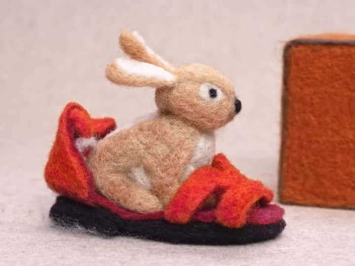 のインスタグラム：「All wool wow. When nobody is watching, curious characters and Hermès objects come to life, featuring a certain bunny by fiber artist @andreaanimates   #WarmAndFuzzy #BunnySeason #Hermes」