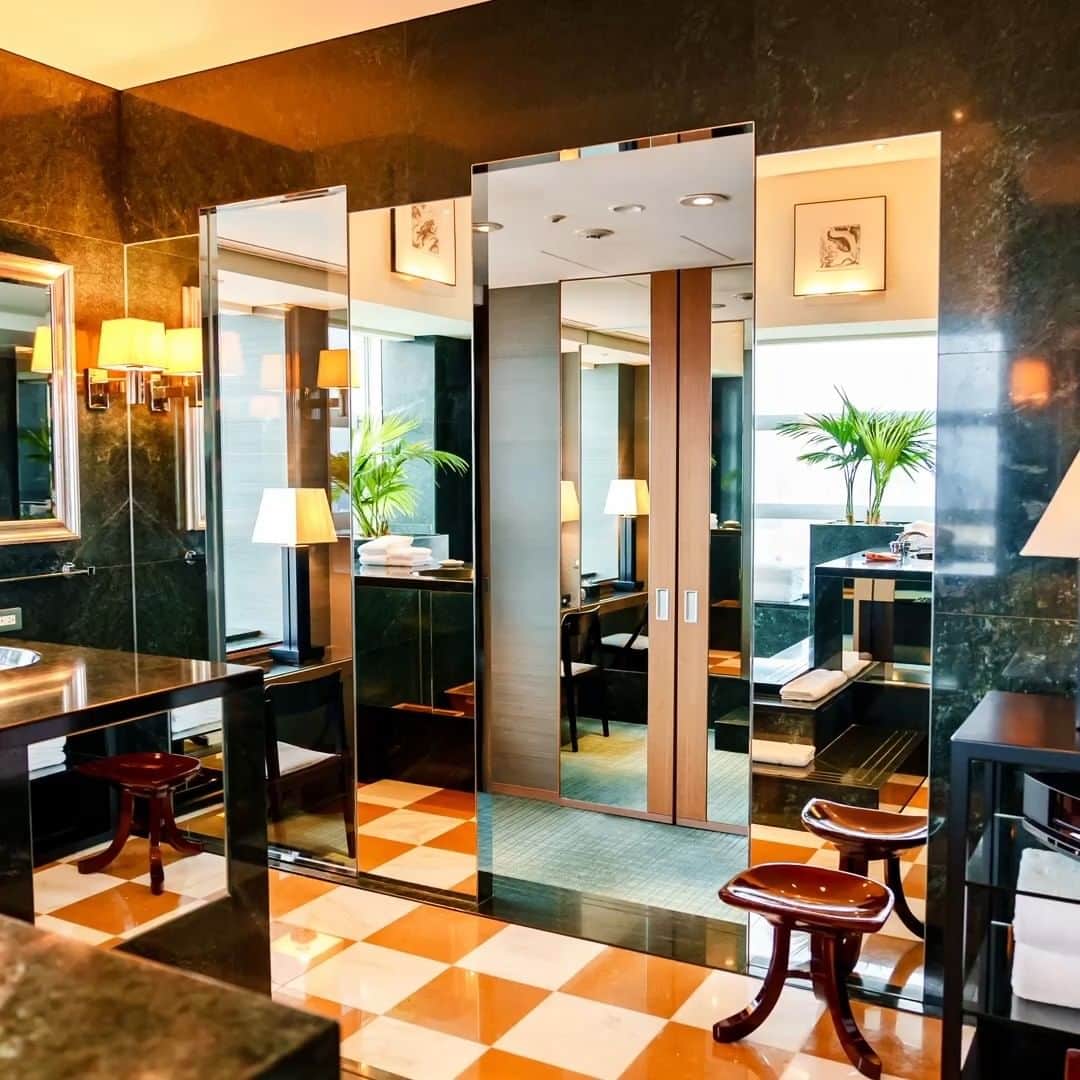 のインスタグラム：「A stay in Park Hyatt Tokyo's Presidential Suite is a stay in the lap of luxury, including a living and dining room, kitchen, library, and marble bath with rain shower. So indulge yourself with all of the comforts we have to offer.  パーク ハイアット 東京で1番大きな客室「プレジデンシャル スイート」。290㎡の広さを誇り、リビングをはじめ、ダイニングやキッチン、書斎、ベッドルーム、そして大理石のバスルームがエレガントにレイアウトされています。アートと本、美しい眺望につつまれ、リュクスな心地よさを存分に堪能いただけます。  Share your own images with us by tagging @parkhyatttokyo  ————————————————————— #parkhyatttokyo #parkhyatt #hyatt #luxuryispersonal #suiteroom #homeawayfromhome #hotellife #hotelstay #presidentialsuite #premiumsuite #パークハイアット東京  #スイートルーム  #プレジデンシャルスイート #プレミアムスイート #スイートステイ #ホテルステイ  現在「ワールド オブ ハイアット」では、期間中の対象となる2回目のご滞在から、2泊ごとに3,000ボーナスポイントを獲得いただけます（最大30泊まで）。2023年4月30日までにご登録の上、2023年3月20日～5月26日までのご滞在に適用されます。」