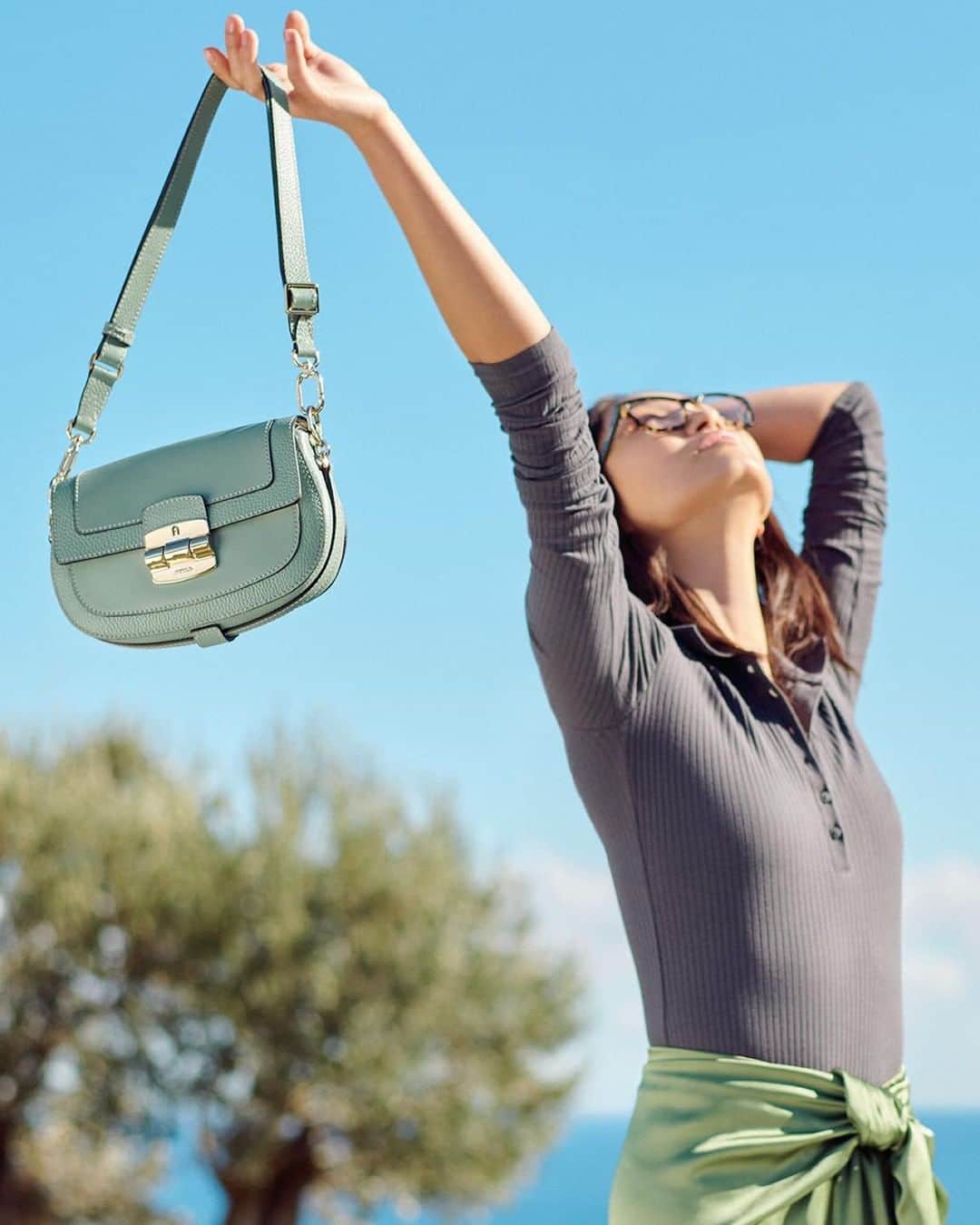 フルラのインスタグラム：「Clear sky above. Enjoy your weekends in Italy  with the elegance of #FurlaSS23.   #ItalybyFurla #Furla」