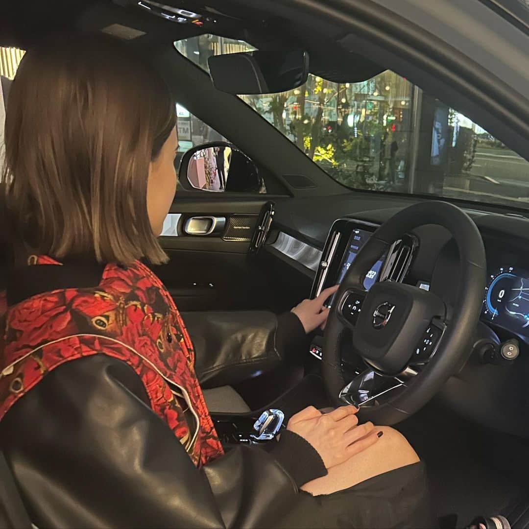 高橋ららのインスタグラム：「4/8にVolvoの新しいショールームが外苑前にオープンします 世界初となるEV専用のスタジオでVolvoのサスティナビリティの取り組みや世界観に触れ感じられる空間になっています✨  #volvostudiotokyo #volvo」