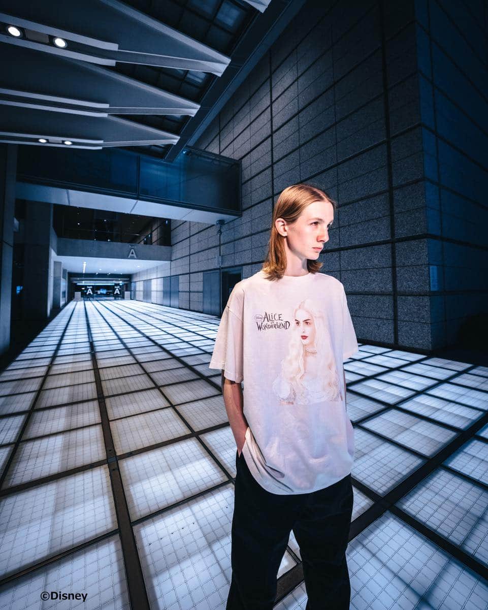 のインスタグラム：「【 ©SAINT Mxxxxxx 】>>> LAUNCHING 4.8(sat) 10:00-   ©︎ SAINT Mxxxxxx SS23 Drop 6  READYMADEのデザイナー細川雄太と、ロサンゼルスのマルチヴィジュアルアーティストであるCali Thornhill DeWittが手掛ける©︎SAINT Mxxxxxx。SS23シーズンのDrop 6が到着。 アリス・イン・ワンダーランドのアン・ハサウェイ演じる白の女王という意外なチョイスがフレッシュな一枚。  @disneyjp @saint_mx6_official @caramelbobby @rkrkrk  ◼️RESTIR.COM ONLINE STORE 　4/8(sat) 10:00〜発売開始  ◼️RESTIR BOUTIQUE 　4/8(sat) 11:00〜発売開始  #SAINTMxxxxxx #RESTIR #mens #ss23 #AliceInWonderland #disney #不思議の国のアリス」
