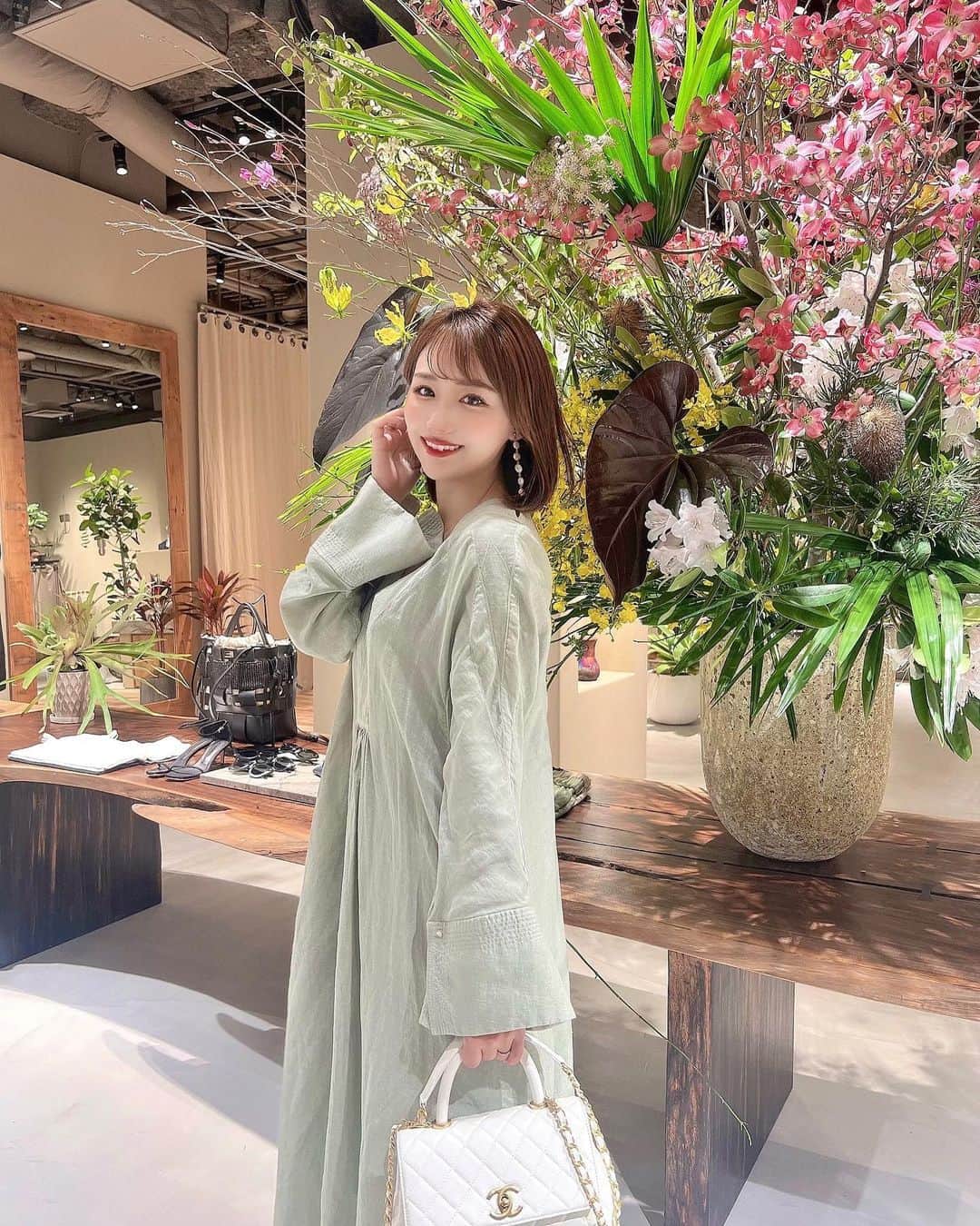 加藤里奈のインスタグラム：「⋆  ミッドランド3Fにオープンした @chaos_tokyo.jp にお邪魔しました♡  店内にはカシミヤやシルク、リネンなど 上質な天然素材を使用している、 女性らしさを引き立てるオリジナルアイテムや 国内外で買い付けたセレクトブランドがたくさんあります♡  どれも生地の触り心地がとっても気持ちよくて 色味も可愛かったです☺️  そして1枚目で着ているワンピースは アルパカリネンカフカワンピースの限定色なんです💚 天然素材を、ツユクサ、クマササ、ログウッドの 三種それぞれ染色していて、 形もとっても綺麗で着やすかったです！  #chaos_tokyo #chaos #chaos_nagoya #midlandsquare #fashion #ファッション #大人コーデ #大人ボブ #大人ファッション  #2023ss #ミッドランドスクエア #ファッションブランド #セレクトショップ」