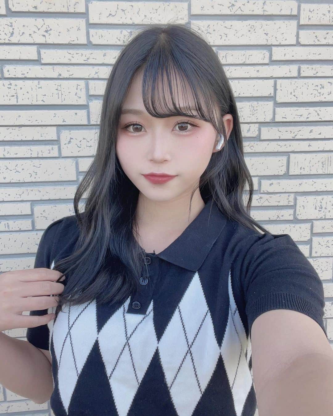 のインスタグラム：「最近暑い🥵  もうから夏服気になってる！！ 九州ほんと日差しとかもバカ暑いんだけど、😑  学生の味方SHEINの投稿人気だから りのの自撮り添えて載せとくね🤳  1枚目 ズボン:4969397 トップス:2385053  2枚目 ズボン:4969397 トップス:10323353  ティックトックにも載せてるから見てね🌸  クーポンコード【matsurino】を入力すると6/30までお買い上げ金額1～5,999円まではセール価格より15%OFF、6,000円以上は20%OFFが適用されるよ  @shein_japan   #SHEIN #SHEINforAll  #ad」