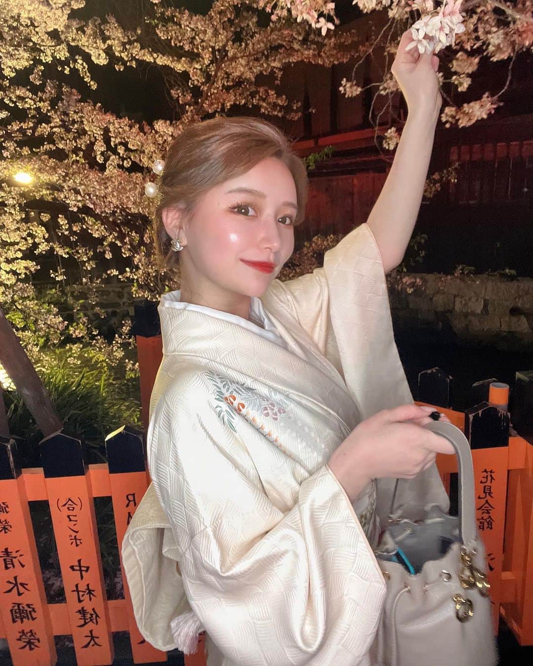 のインスタグラム：「着物イベント🌸 まだ咲いてたっ！！  ずっと苦しい〜って言ってました🥲   #祇園 #祇園 #キャバクラ #キャバクラ #キャバ #京都 #桜 #新橋 #白川 #Kyoto  #お着物 #着物 #華小町 #カイザー #カイザーグループ」