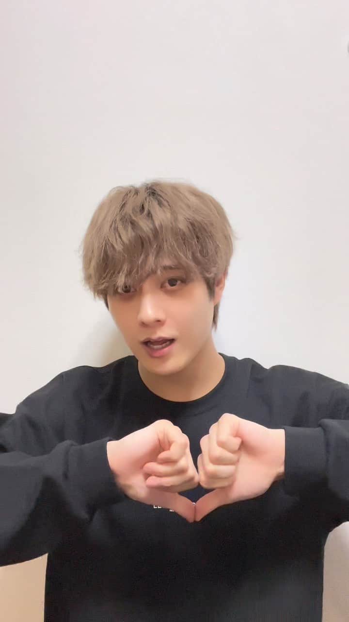 橋本裕太のインスタグラム：「僕の『my luv』って曲、  沢山の方に知ってほしいのですが、、 協力して頂けませんか！！  このダンス、みんなも真似して TikTokに投稿してほしいです！ my luvの曲がTikTokにあるので、 それを使って、#あいらぶmyluv のタグでお願いします🤲 いいねしにいきます！ 学校、職場でも流行らせて！！ (恥ずかしい方、顔出さなくてもok😎)」