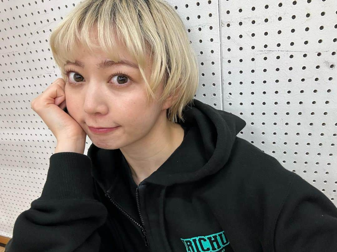 安本彩花のインスタグラム：「毎日レッスン頑張ってます👍  汗をいっぱいかく日の朝のスキンケアは、化粧水たっぷりめで軽めの乳液にしております。  そして汗をかいているという事は脱水を防ぐ為にも！お肌の為にも！水分補給大切ですね！  #私立恵比寿中学#安本彩花#エビ中 #丸顔ショートツヤツヤ笑顔担当   #朝スキンケア#モーニングルーティーン」