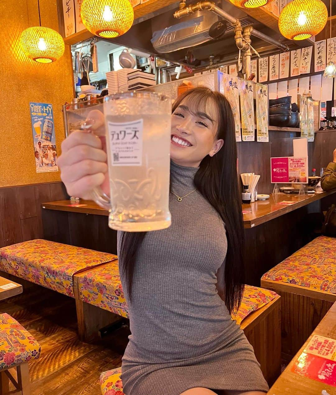 森川寒音さんのインスタグラム写真 - (森川寒音Instagram)「・ 昼飲み撮影🍻嬉  黒髪ロングに戻したよっ🧏🏻‍♀️ トリートメントもして髪サラサラ💞 @maaya0014.ankh   歯がピカピカなのは @light_beauty_kinshicho で ホワイトニングしてるからなの🤭💭 ・」4月7日 19時07分 - kkkkanon_m