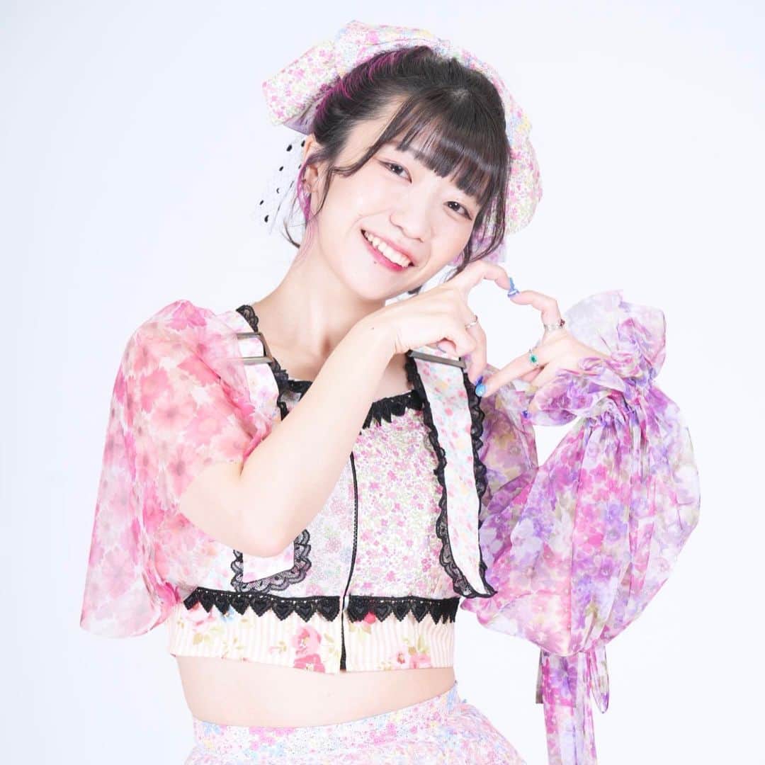 ぱいぱいでか美のインスタグラム：「アイコンかえた🫶🏻 . でか美ちゃんのインスタグラムをフォローしよう！ という変わった人たちのことを大事にしたいので アイコンでLOVEを伝えています🫶🏻 Twitterも別カットの🫶🏻のやつ！ M-line clubの今回の会報と同じポーズで推しメンと運命感じました🫶🏻 . お知らせ❣️ 32歳になるお誕生日にバースデーイベント開催します✨ 今年も当日にできて嬉しい🥰 . でか美のお誕生日会〜Loving you 30+Two much〜 5/3(祝•水)＠渋谷ロフト9 12時半スタート  🎀でか美ちゃん 🎤MC 鈴木啓太さん 🎶ゲスト 二瓶有加ちゃん/絵恋ちゃん  ♡VIPチケット販売期間 4/7〜4/12 17:00まで⚠️⚠️⚠️ 特典:限定Tシャツ、ランダムチェキ、前方エリア入場 ♡一般チケット販売 4/9 10:00〜 . ハイライトにリンク貼ってます！ お祝いしにきてもらえたら嬉しいです🎂 . #でか美ちゃん」