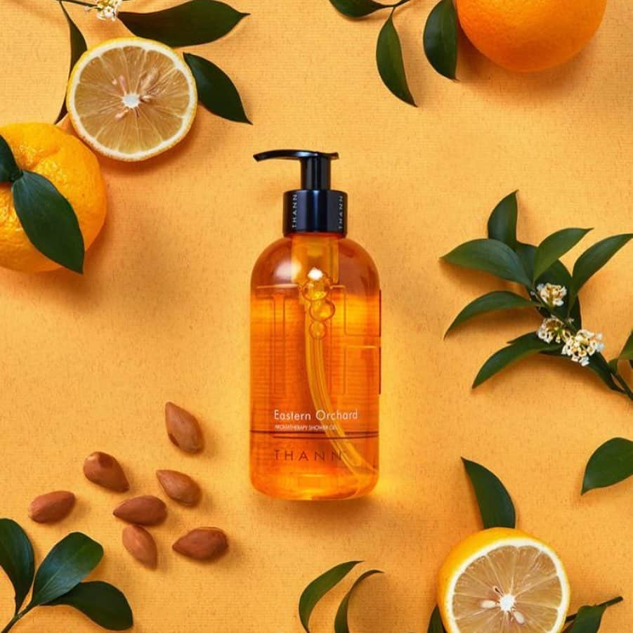 THANNさんのインスタグラム写真 - (THANNInstagram)「. . 東洋の果樹園へといざなう、ユズ・ネロリの深いブレンド。 心をときほぐし、大きな歓びを感じさせてくれる フレッシュビターな香り。  ‌ ネロリの精油はオレンジの白い花から取れ、 濃厚なフローラルな香りと 柑橘系のビターな香りを持ち合わせています。  「天然の精神安定剤」といわれるほど、 特にリラックスを与える効果があり、 憂鬱な気分や疲労感を感じるときにも 心を落ち着かせ、安心感をもらしてくれます。  #thann#タイ#アロマオイル#エッセンシャルオイル#イースタンオーチャード#ユズ#ネロリ」4月7日 19時09分 - thannjapan