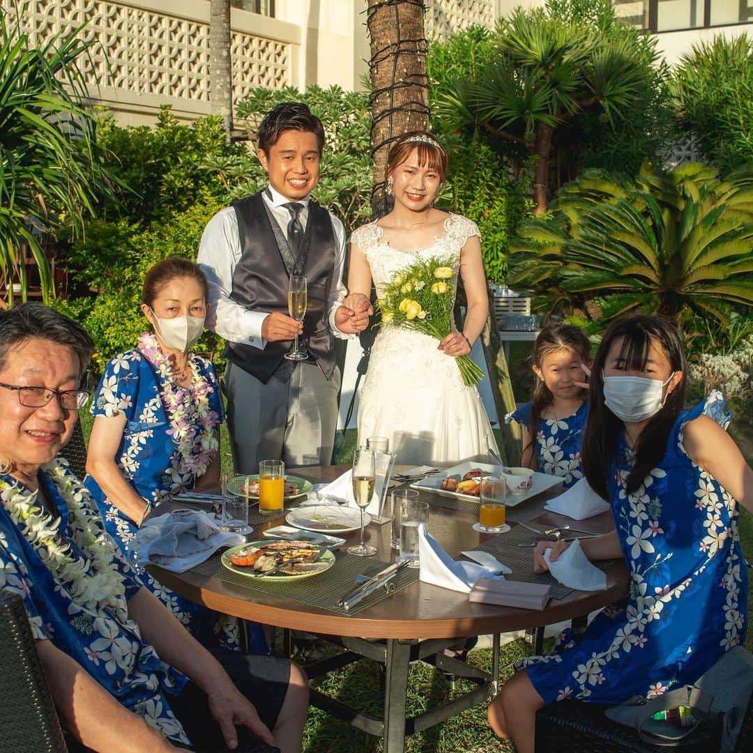 H.I.S. ウェディング（エイチ・アイ・エス）のインスタグラム：「実際のお客様のお写真と体験談をアップしてます♥  式場の雰囲気や演出、挙式後のご感想など参考にしてくださいね🕊️💗  ┈┈┈┈┈┈┈┈┈┈┈┈┈┈┈┈┈┈┈┈┈┈┈ 本日の花嫁はこちら✍️  【式場】#沖縄　#アートグレイスオーシャンフロントガーデンチャペル沖縄  ┈┈┈┈┈┈┈┈┈┈┈┈┈┈┈┈┈┈┈┈┈┈┈ 沖縄では珍しいガーデンパーティーができる会場🥂🌴  サンセットを見ながらのパーティーでゲスト同士も自然と仲良くなれますね🥳🍹 ┈┈┈┈┈┈┈┈┈┈┈┈┈┈┈┈┈┈┈┈┈┈┈  @his_wedding 人気のリゾート沖縄、ハワイの結婚式相談受付中です✨  💒式場の詳細は プロフィールトップからHPを見てね🌼 ▶︎ @his_wedding   ‥‥‥‥‥‥‥‥‥‥‥‥‥‥‥‥‥‥‥‥‥‥ #沖縄ウェディング  #リゾート婚 #リゾート挙式 #リゾートウェディング #結婚式準備 #プレプレ花嫁 #沖縄花嫁 #沖縄結婚式 #his花嫁 #沖縄挙式準備 #沖縄ウェディングレポ　#花嫁　#プレ花嫁　#結婚式レポ　#式場探し　#式場迷子　#結婚式当日レポ　#コロナ婚　#結婚式　#2023秋婚　#2023冬婚 #沖縄旅行 #his卒花 #ガーデンウェディング　#ガーデンパーティー」